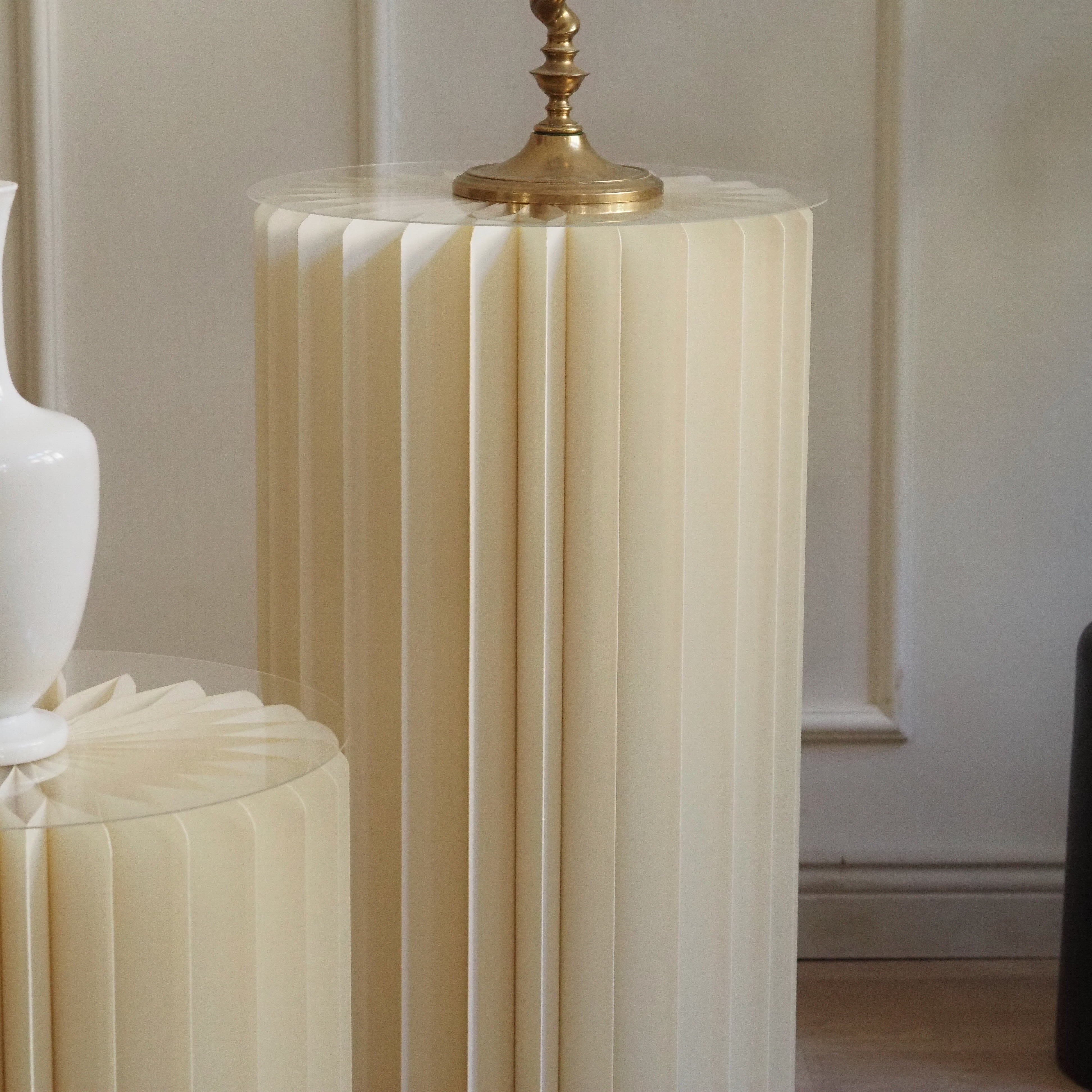 Papiersäule faltbar · skulpturales Podest mit Galeriecharakter