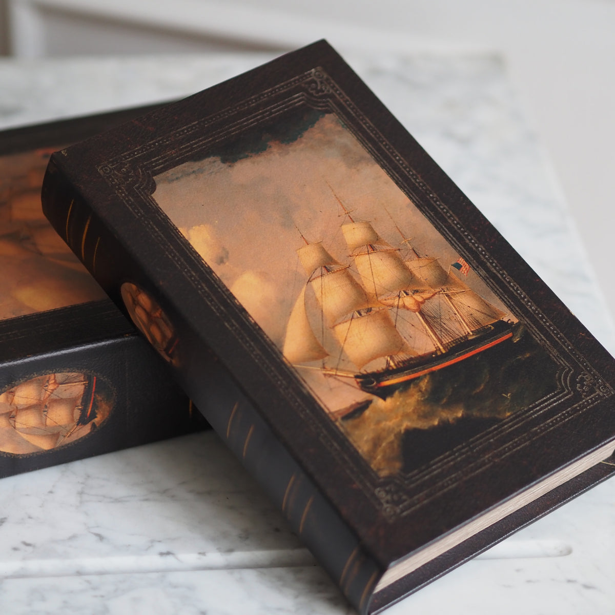 Buchboxen 2er-Set · Dreimaster in Marinemalerei-Tradition