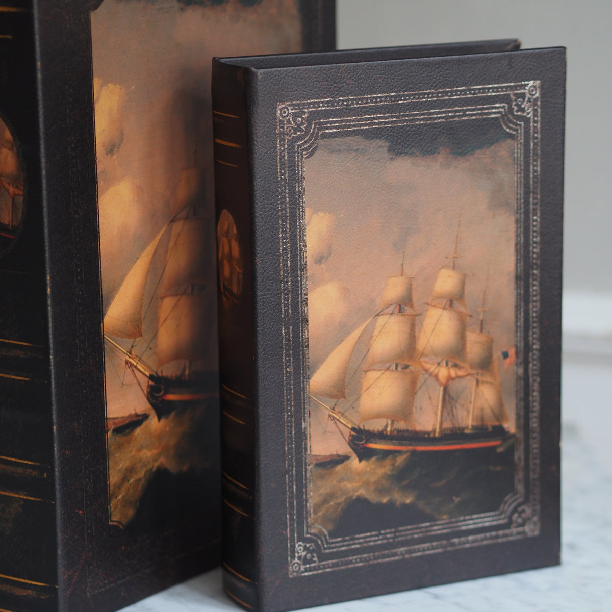 Buchboxen 2er-Set · Dreimaster in Marinemalerei-Tradition