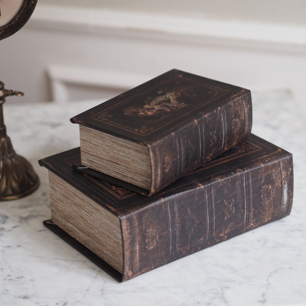 Buchbox 2er-Set · Historistischer Einband Frau-Kind-Motiv