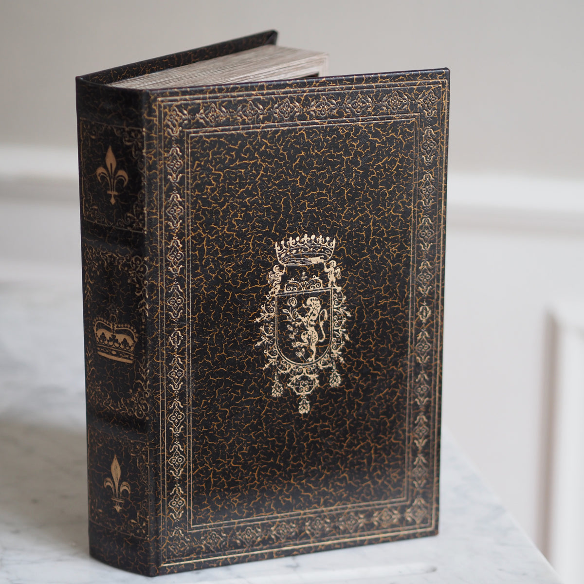 Buchbox Löwenwappen · Heraldischer Einband Schwarz Gold