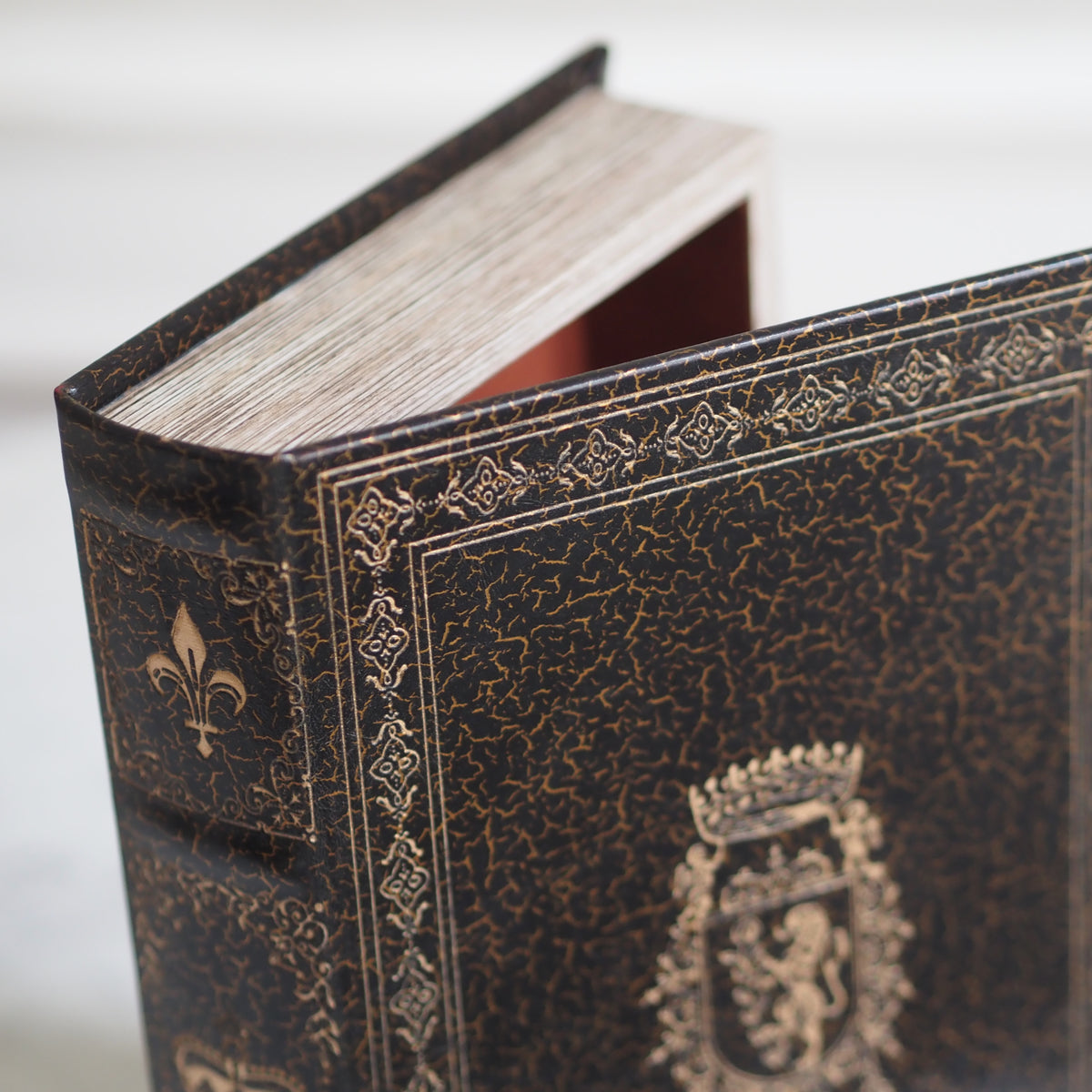 Buchbox Löwenwappen · Heraldischer Einband Schwarz Gold
