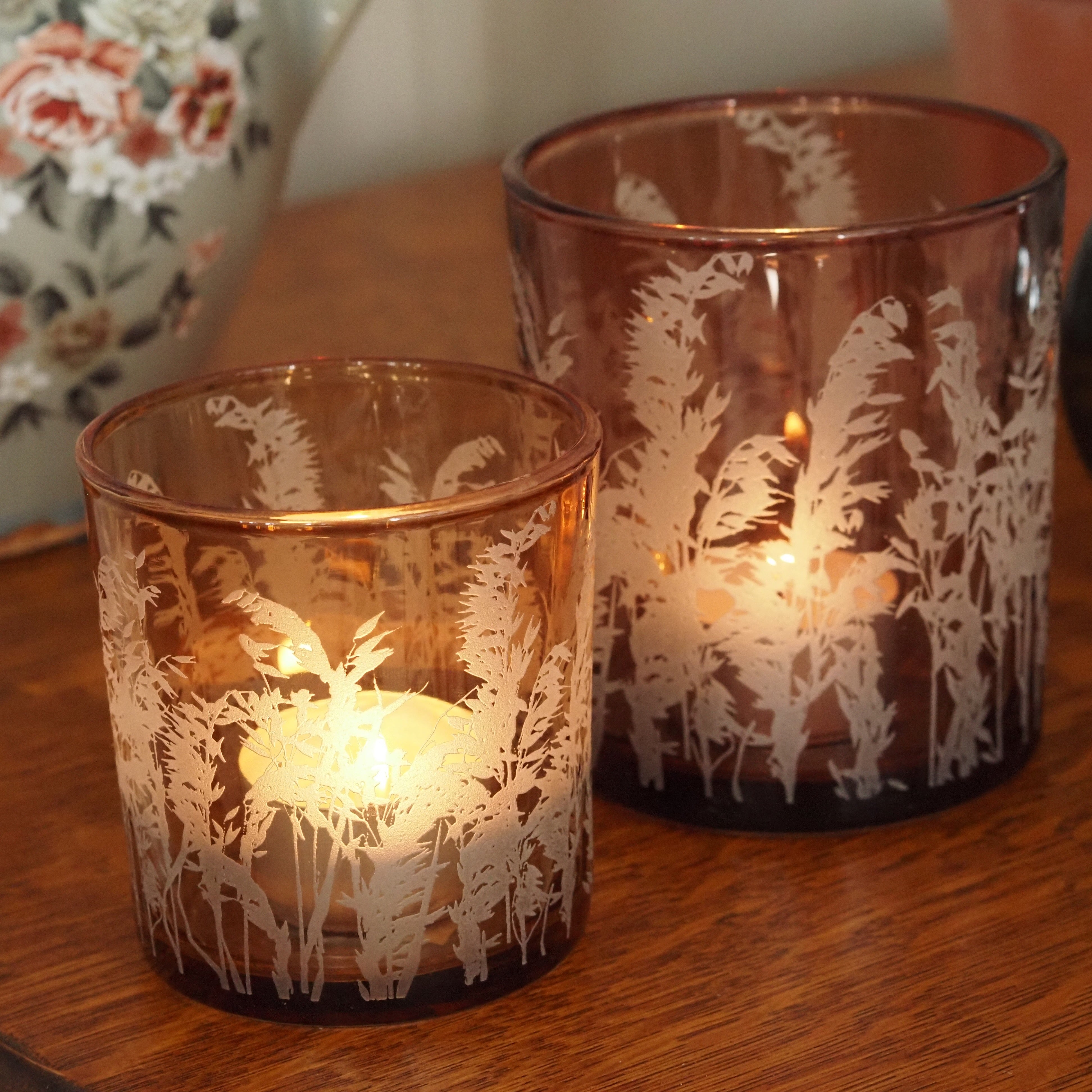 Teelichthalter 2er-Set · Cognacglas mit sandgestrahltem Wildgrasmotiv