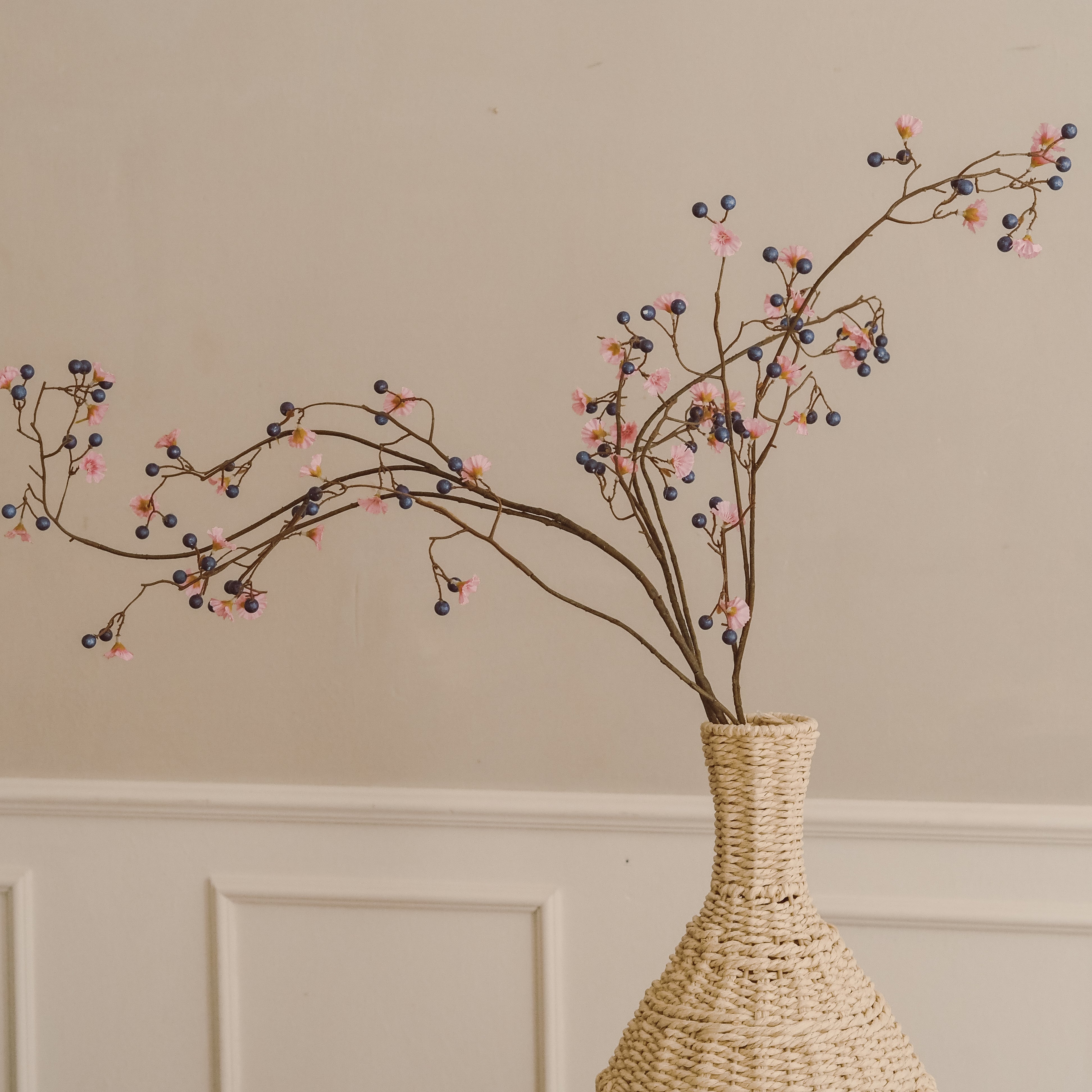 Blütenzweig Rosa mit Beeren Blau · Geschwungener Dekozweig in Naturoptik · 170 cm