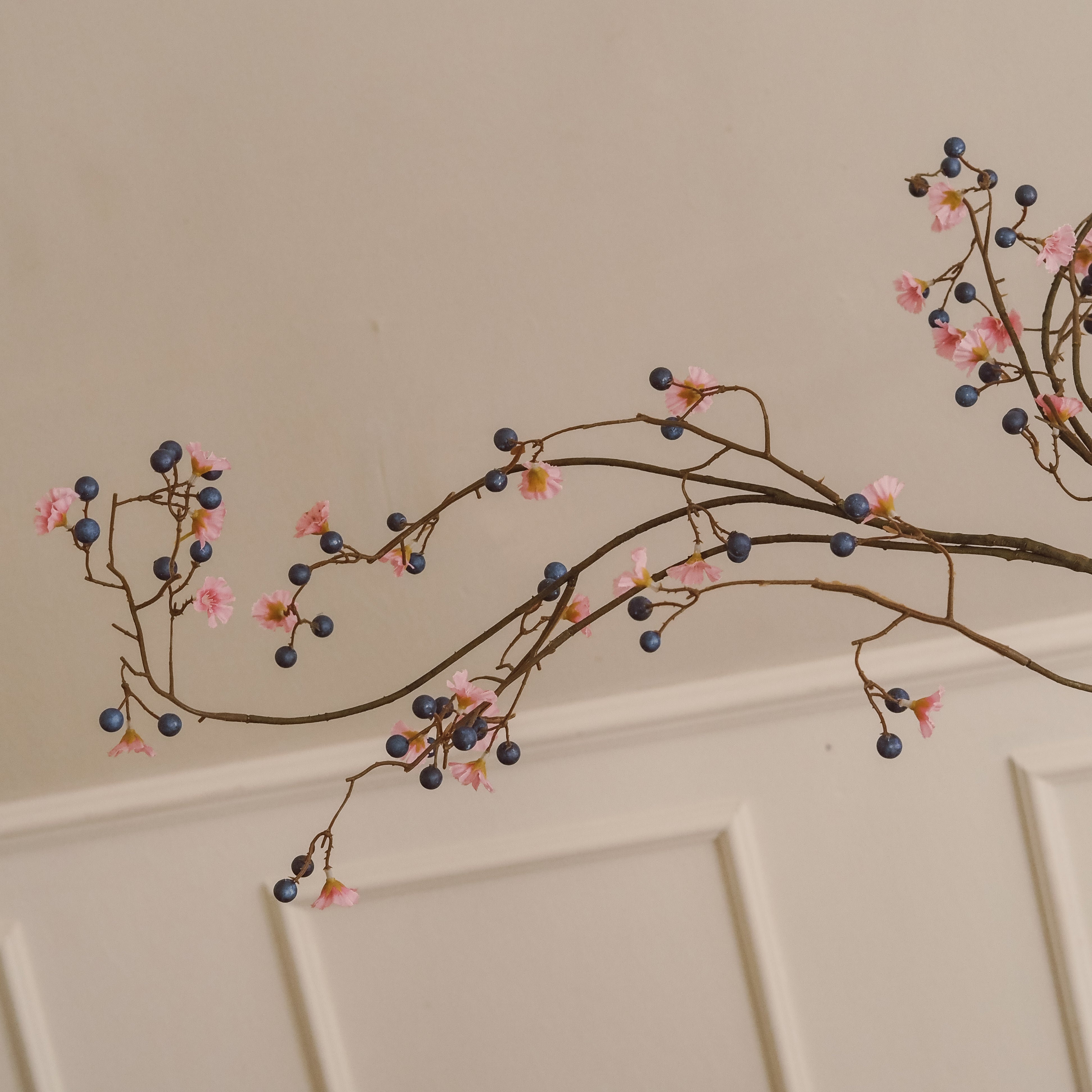 Blütenzweig Rosa mit Beeren Blau · Geschwungener Dekozweig in Naturoptik · 170 cm