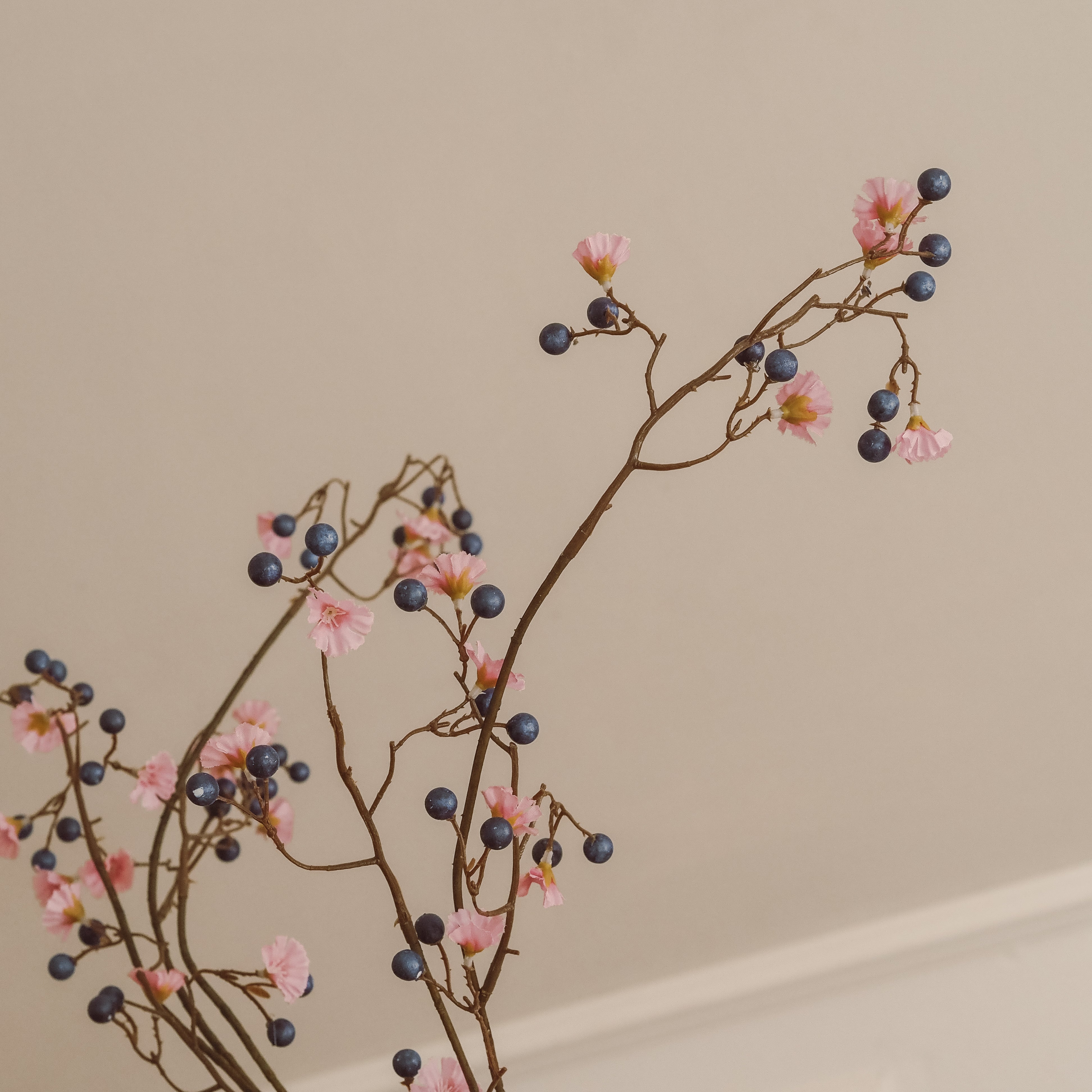 Blütenzweig Rosa mit Beeren Blau · Geschwungener Dekozweig in Naturoptik · 170 cm