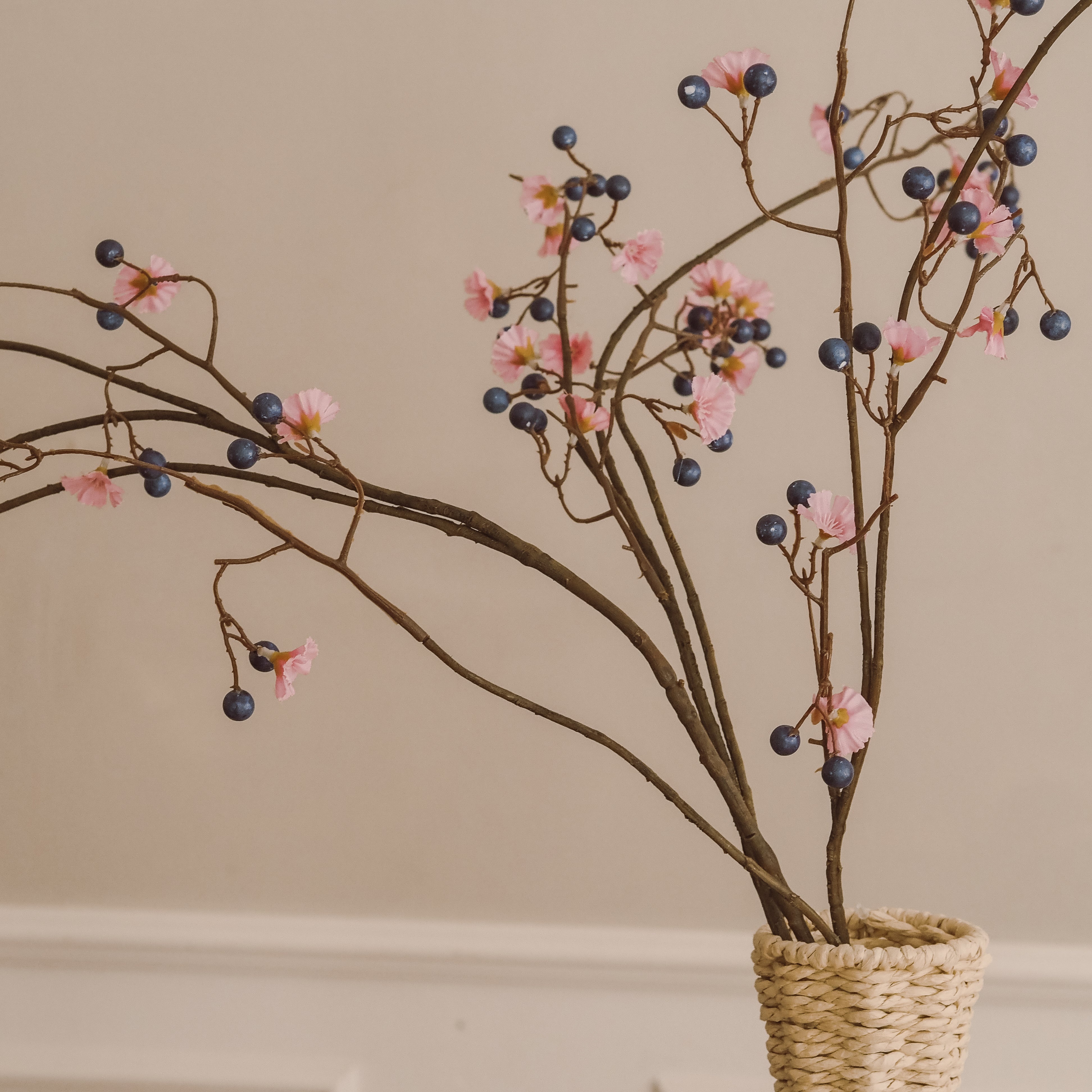 Blütenzweig Rosa mit Beeren Blau · Geschwungener Dekozweig in Naturoptik · 170 cm
