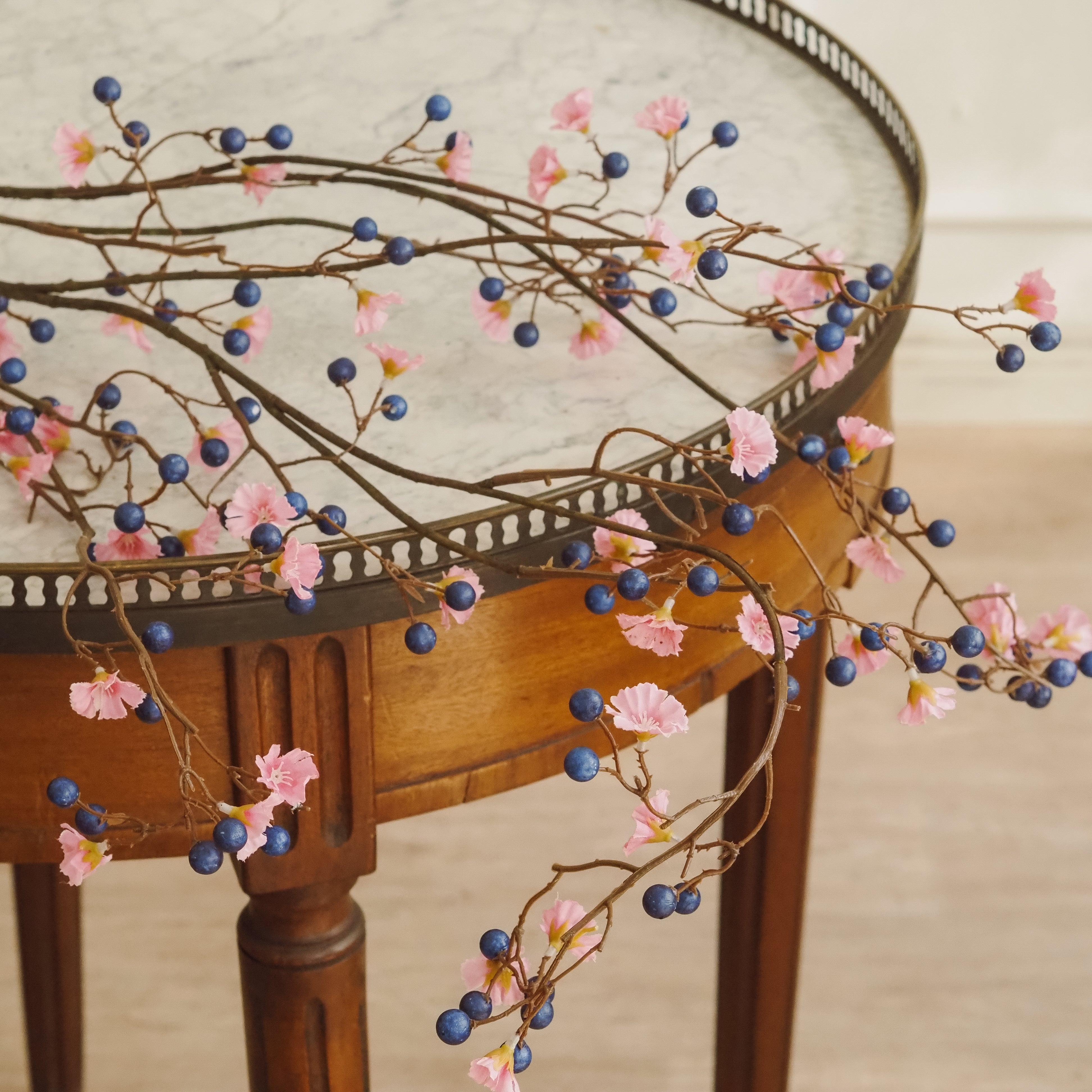 Blütenzweig Rosa mit Beeren Blau · Geschwungener Dekozweig in Naturoptik · 170 cm