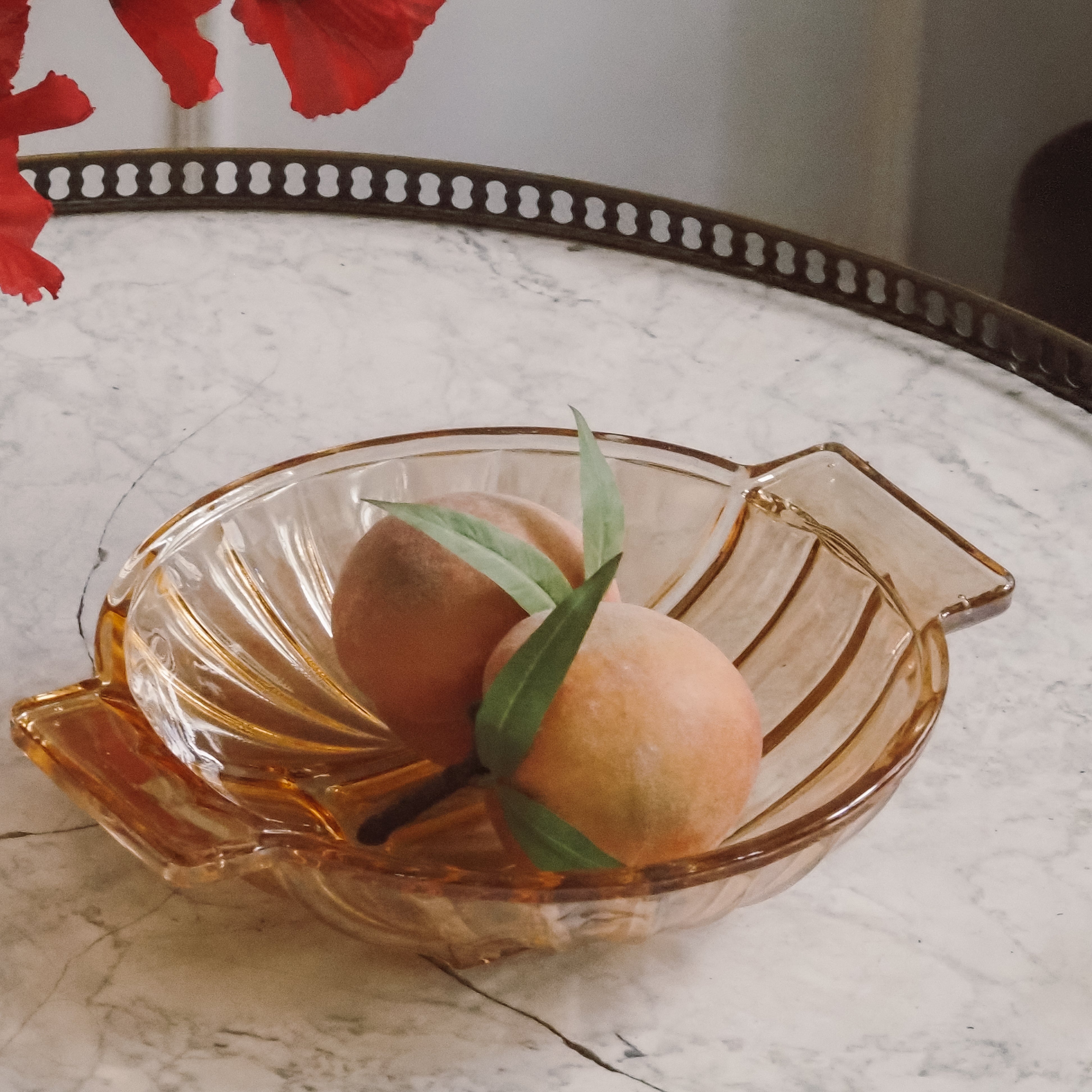 Glasschale mit Griffen · Pressglas mit irisierendem Honigton