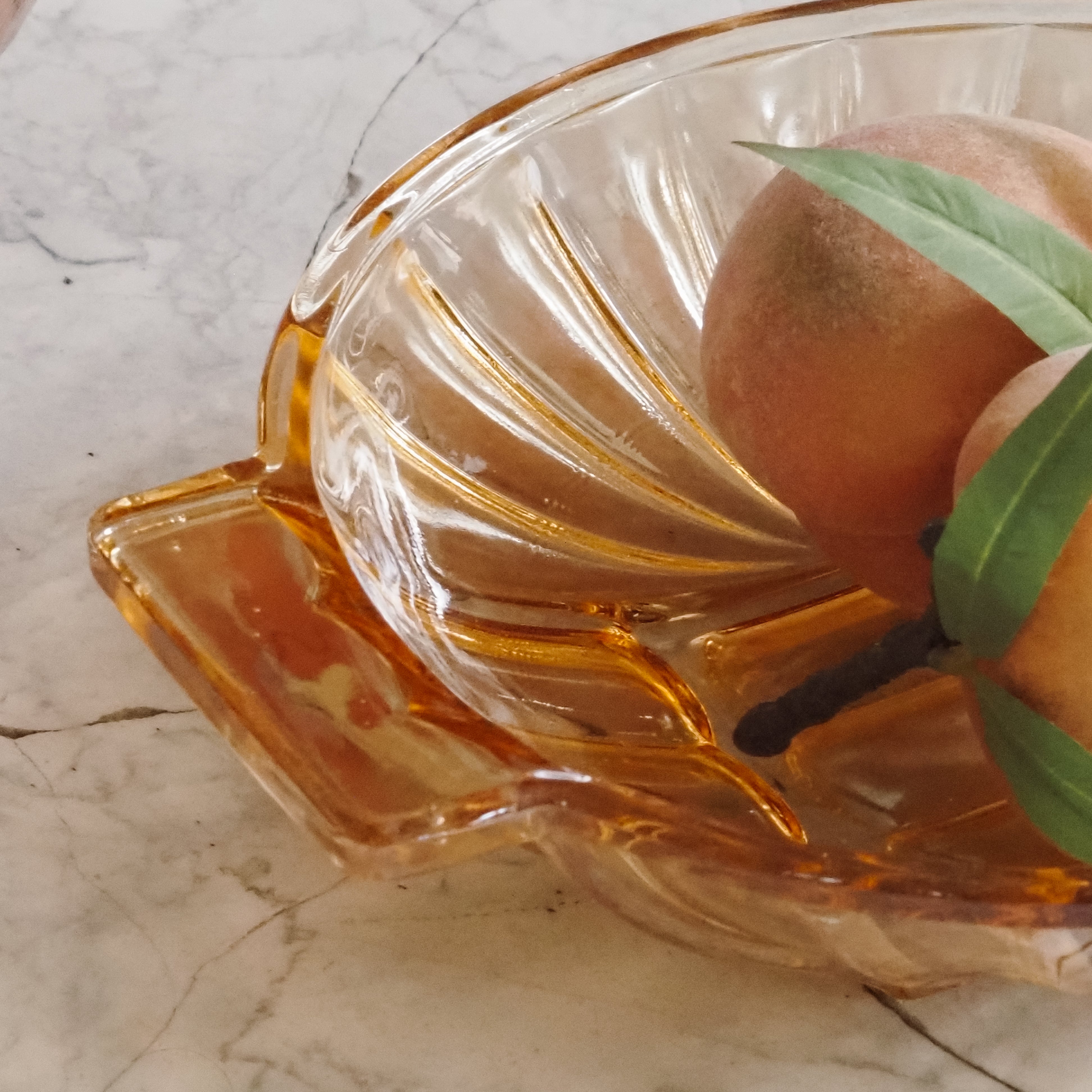 Glasschale mit Griffen · Pressglas mit irisierendem Honigton