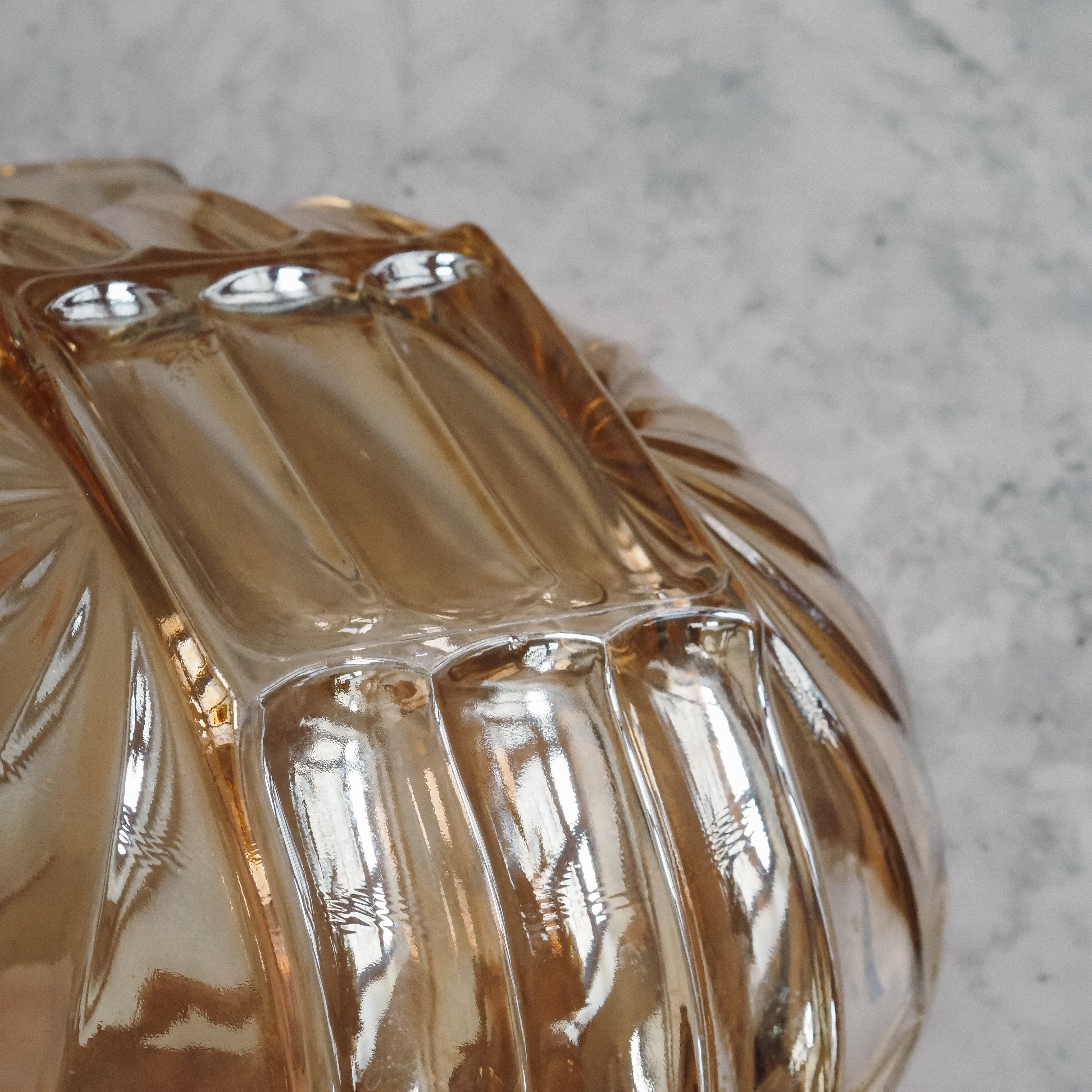 Glasschale mit Griffen · Pressglas mit irisierendem Honigton