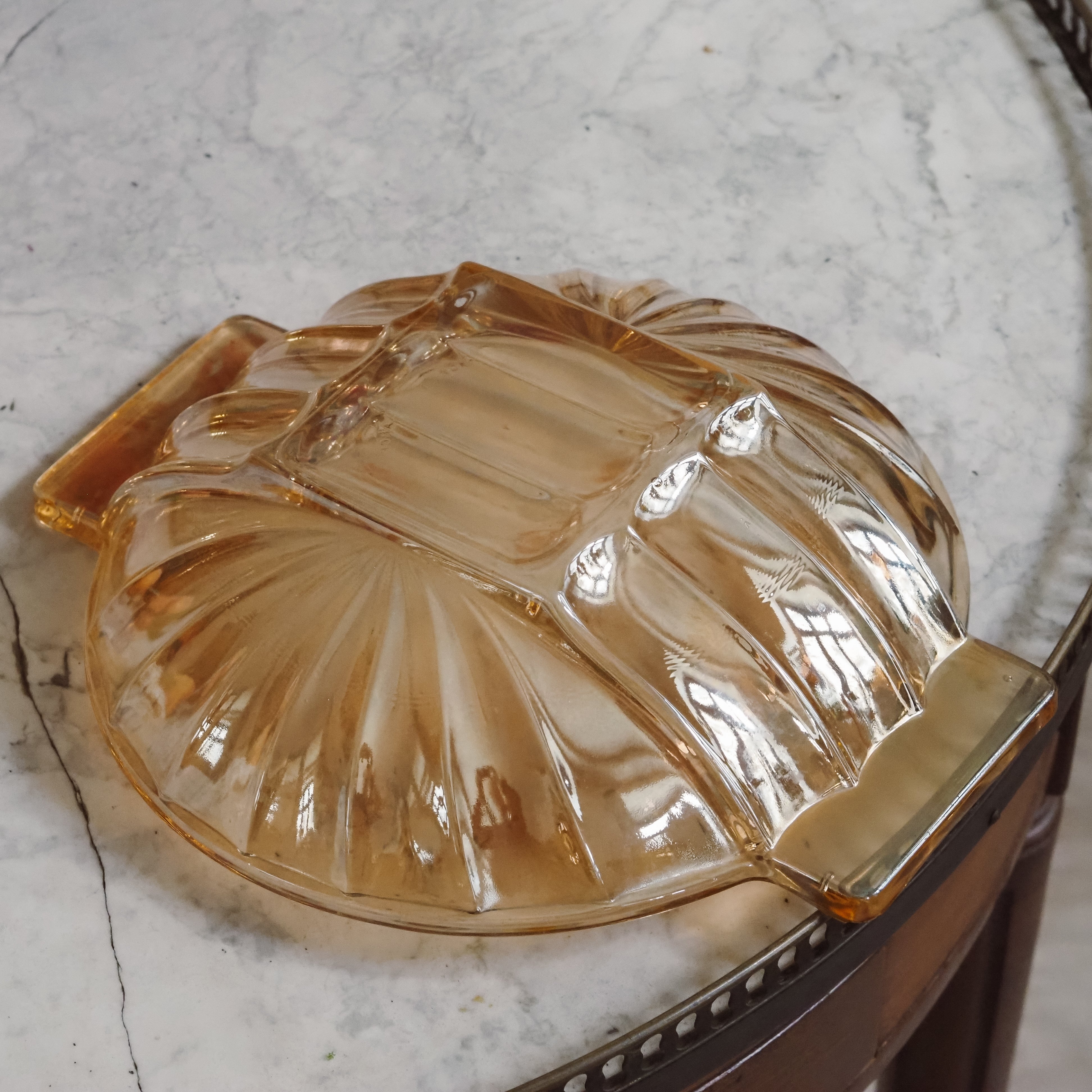 Glasschale mit Griffen · Pressglas mit irisierendem Honigton