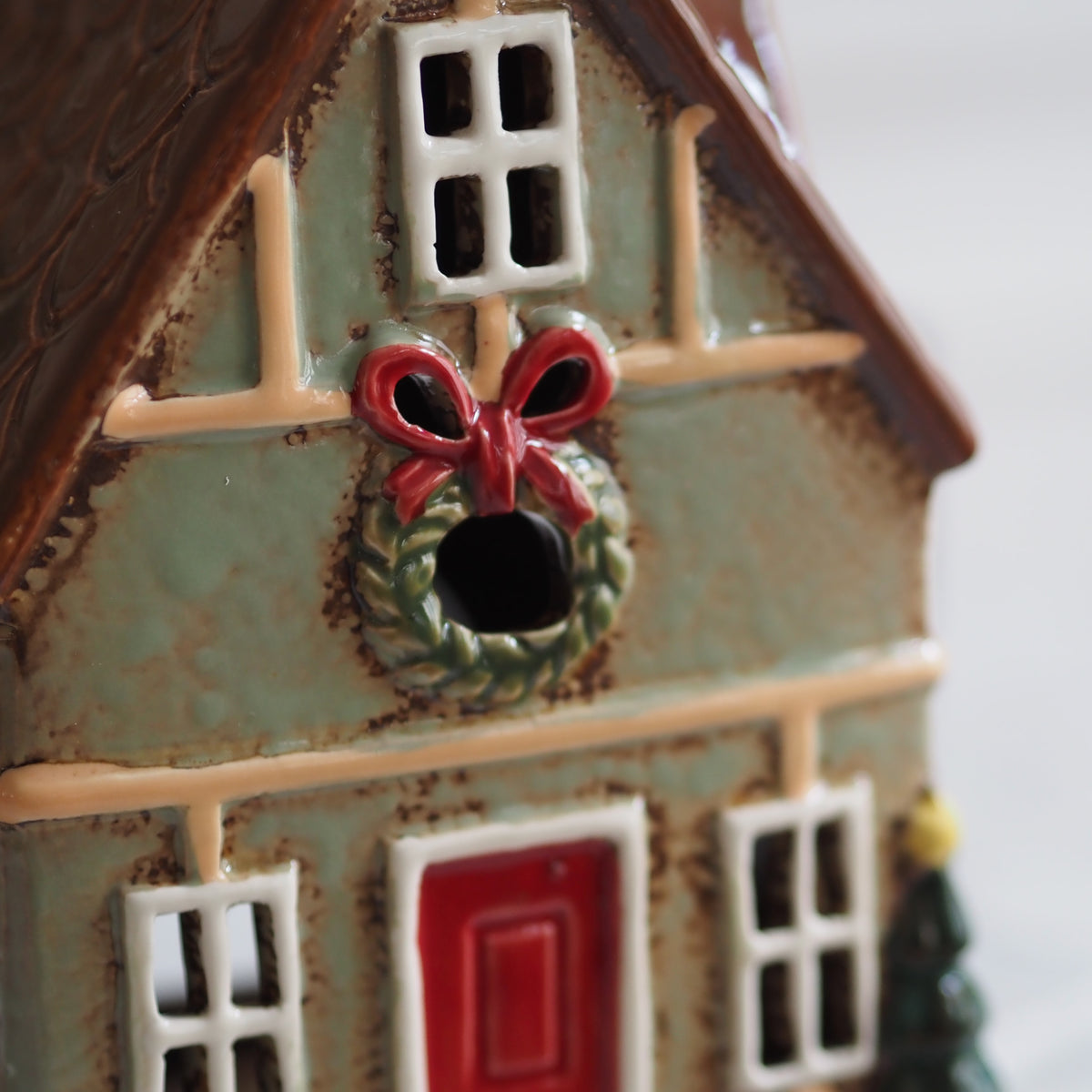 Windlicht Haus Salbeigrün · Fachwerkgiebel Weihnachtskranz