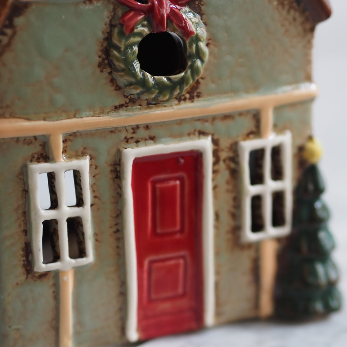 Windlicht Haus Salbeigrün · Fachwerkgiebel Weihnachtskranz
