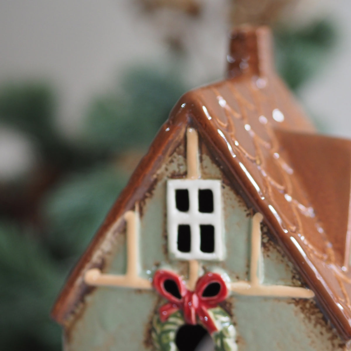 Windlicht Haus Salbeigrün · Fachwerkgiebel Weihnachtskranz
