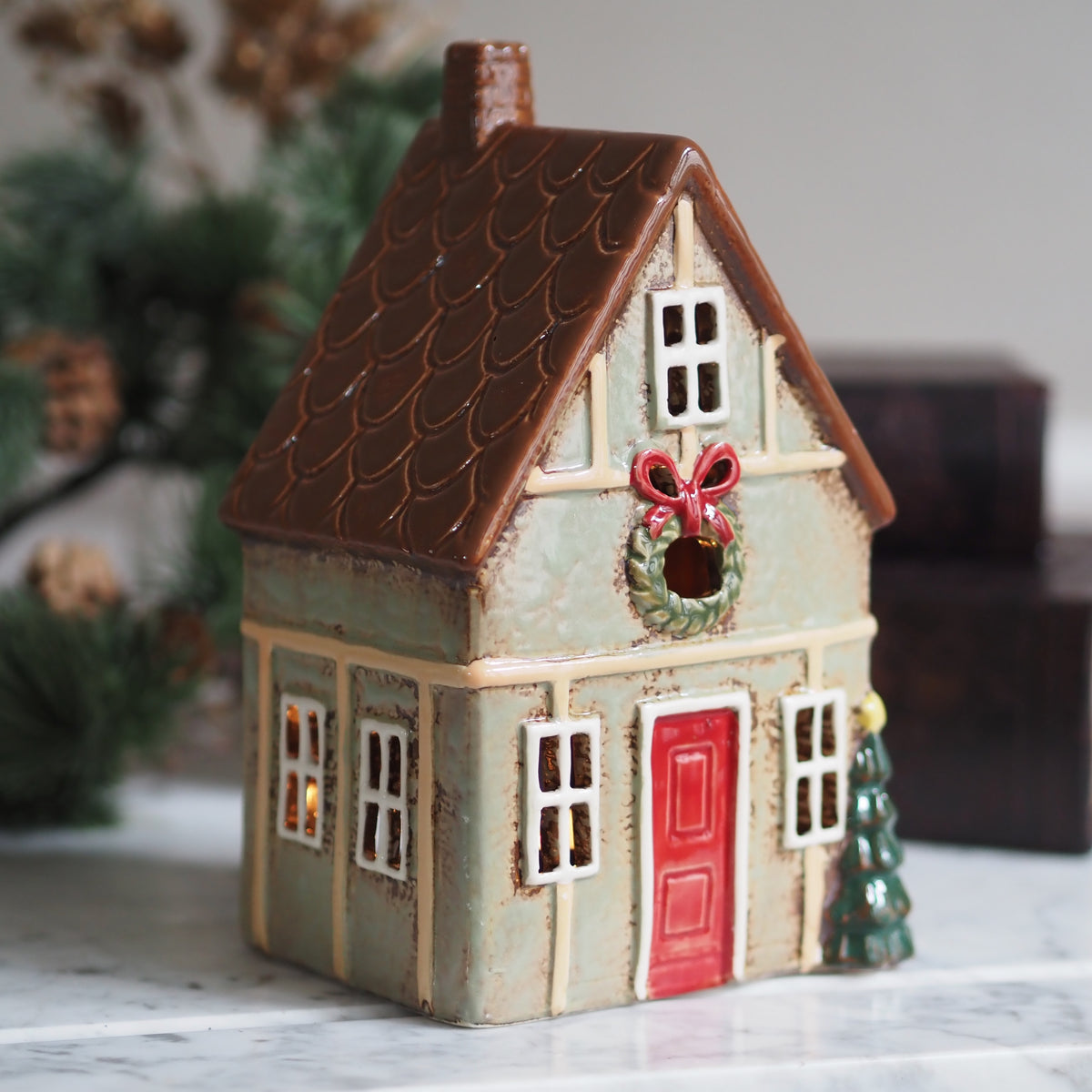 Windlicht Haus Salbeigrün · Fachwerkgiebel Weihnachtskranz