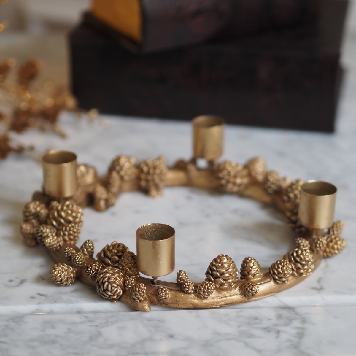 Adventskranz Goldoptik · Filigrane Zapfen in Astform