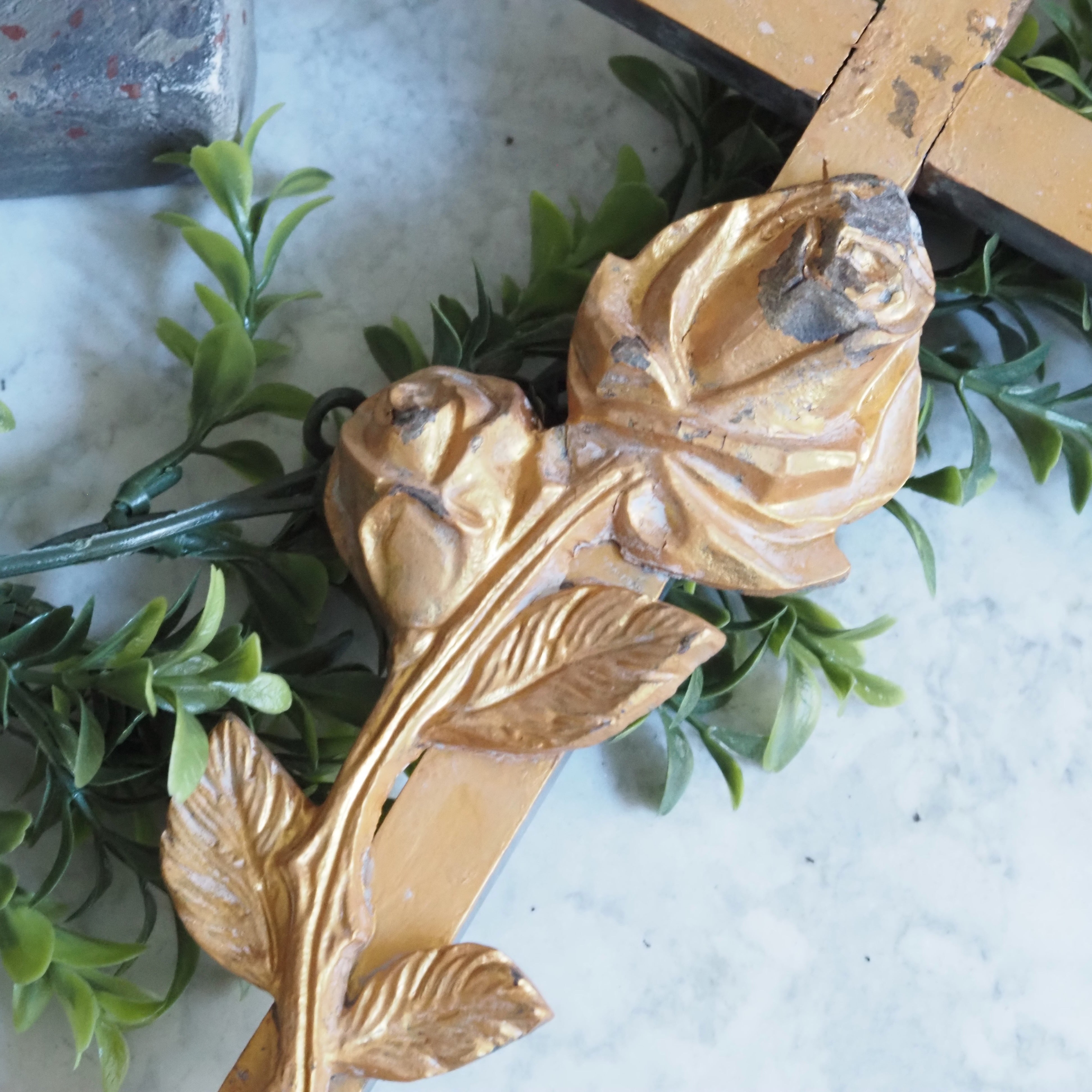 Kreuz mit Rosendekor · historisierendes Wandobjekt