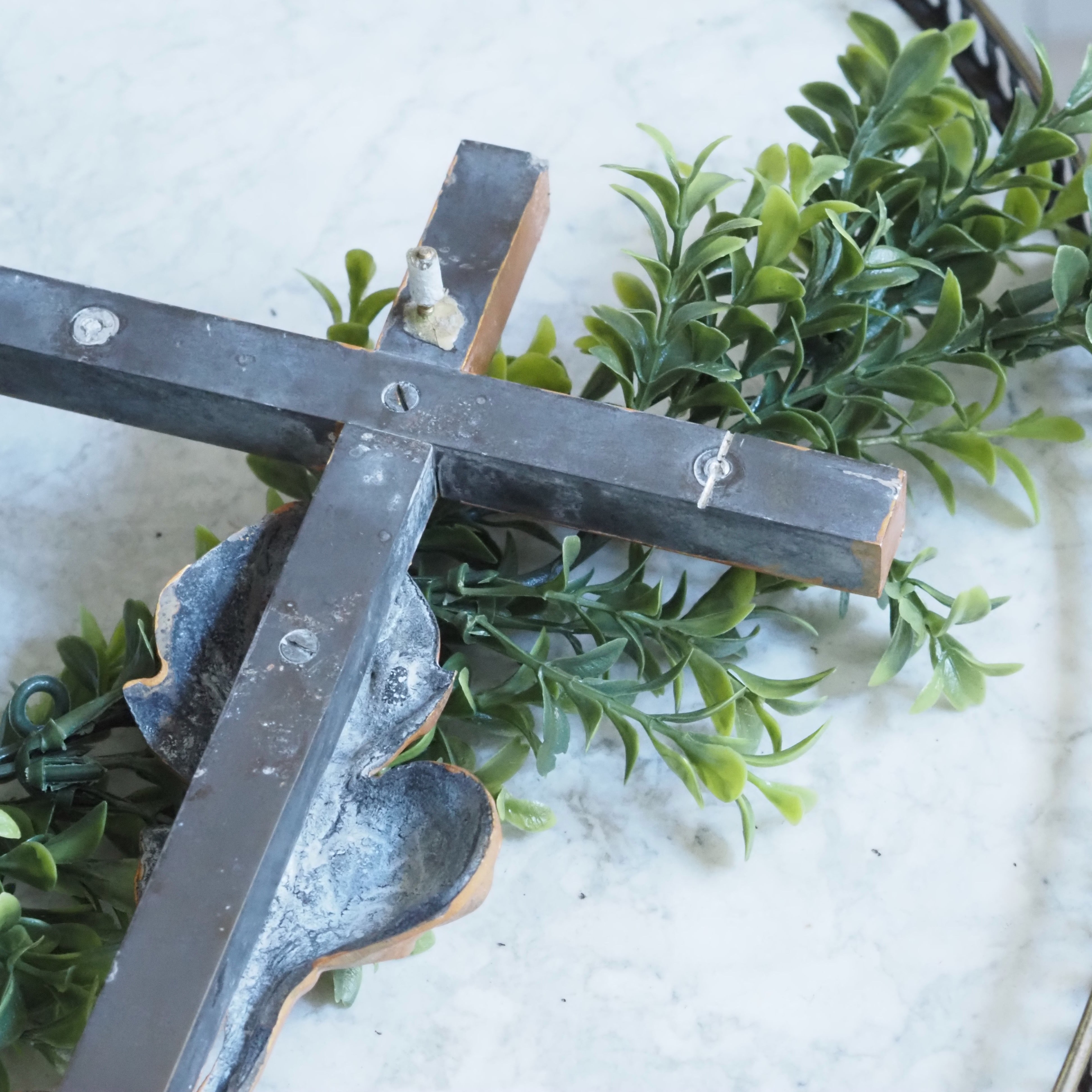 Kreuz mit Rosendekor · historisierendes Wandobjekt