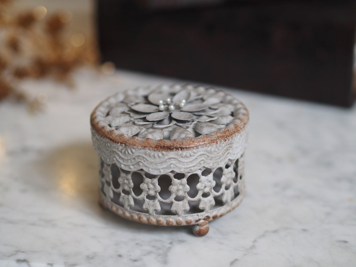 Schmuckdöschen Grau · Filigraner Blütendeckel Shabby Chic