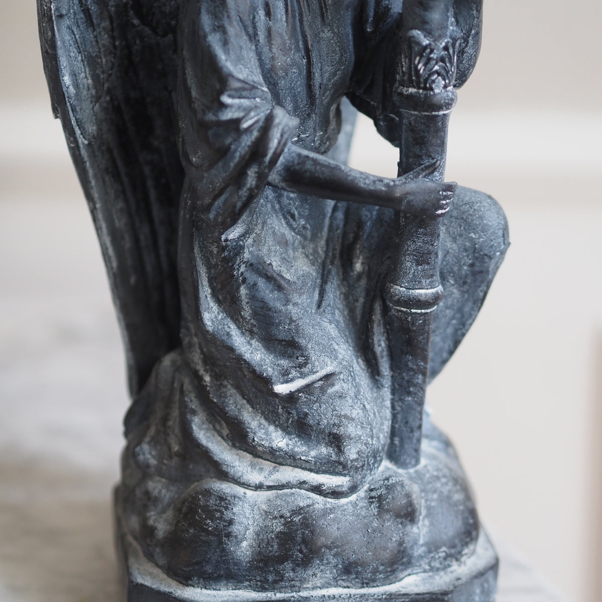 Kerzenleuchter Engel · Kniende Figur Historismus Steinoptik
