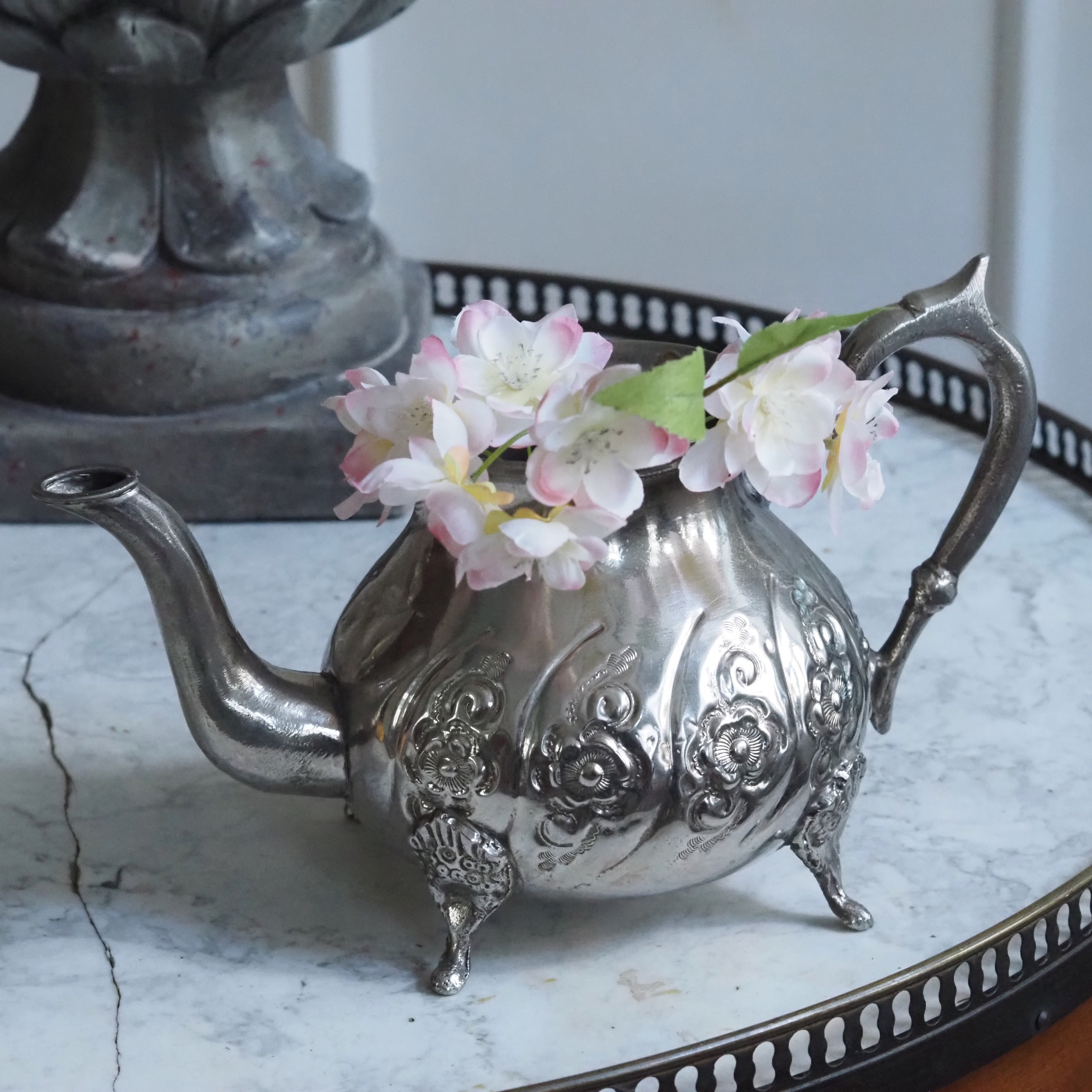 Teekanne Metall · floral geprägt · historisierende Form