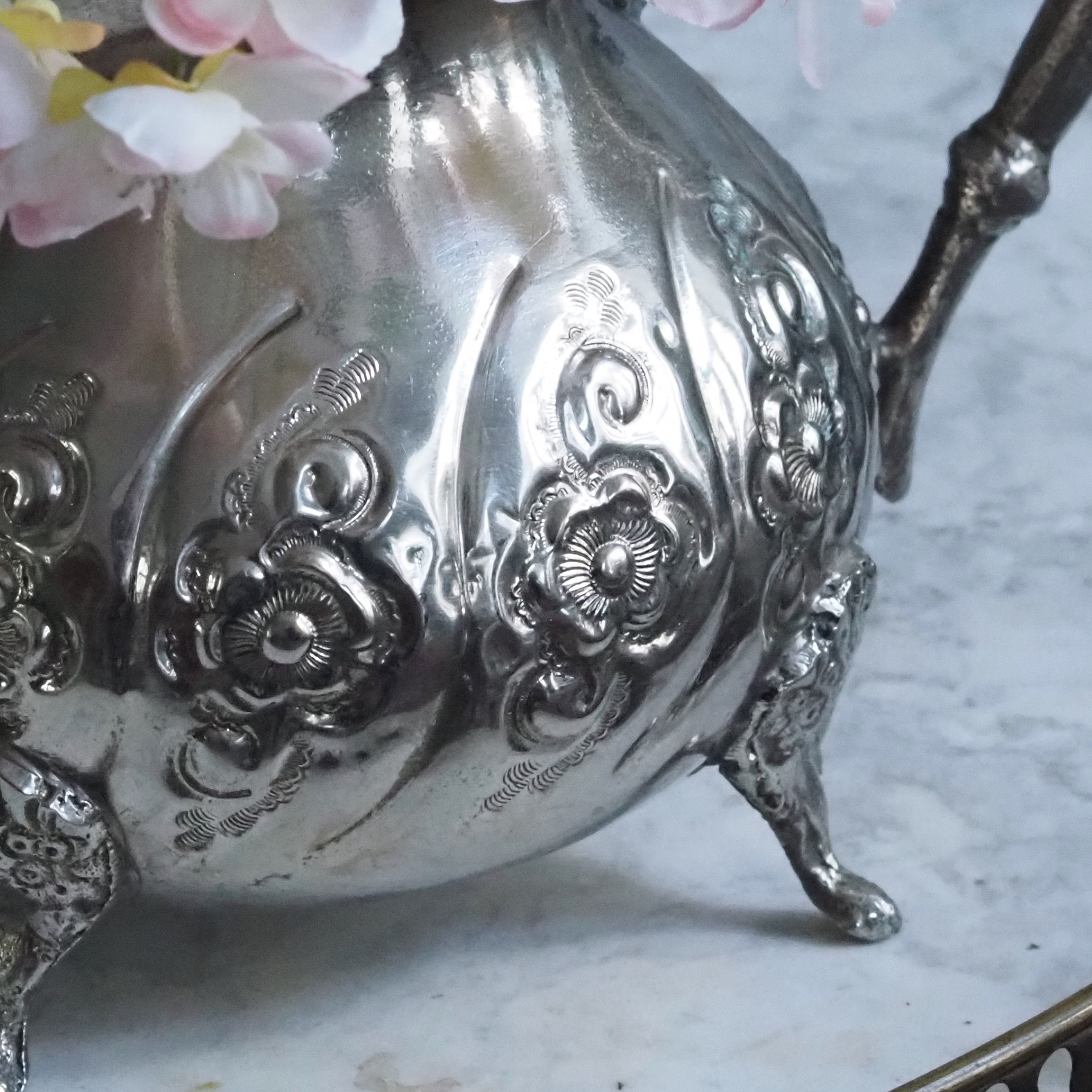 Teekanne Metall · floral geprägt · historisierende Form
