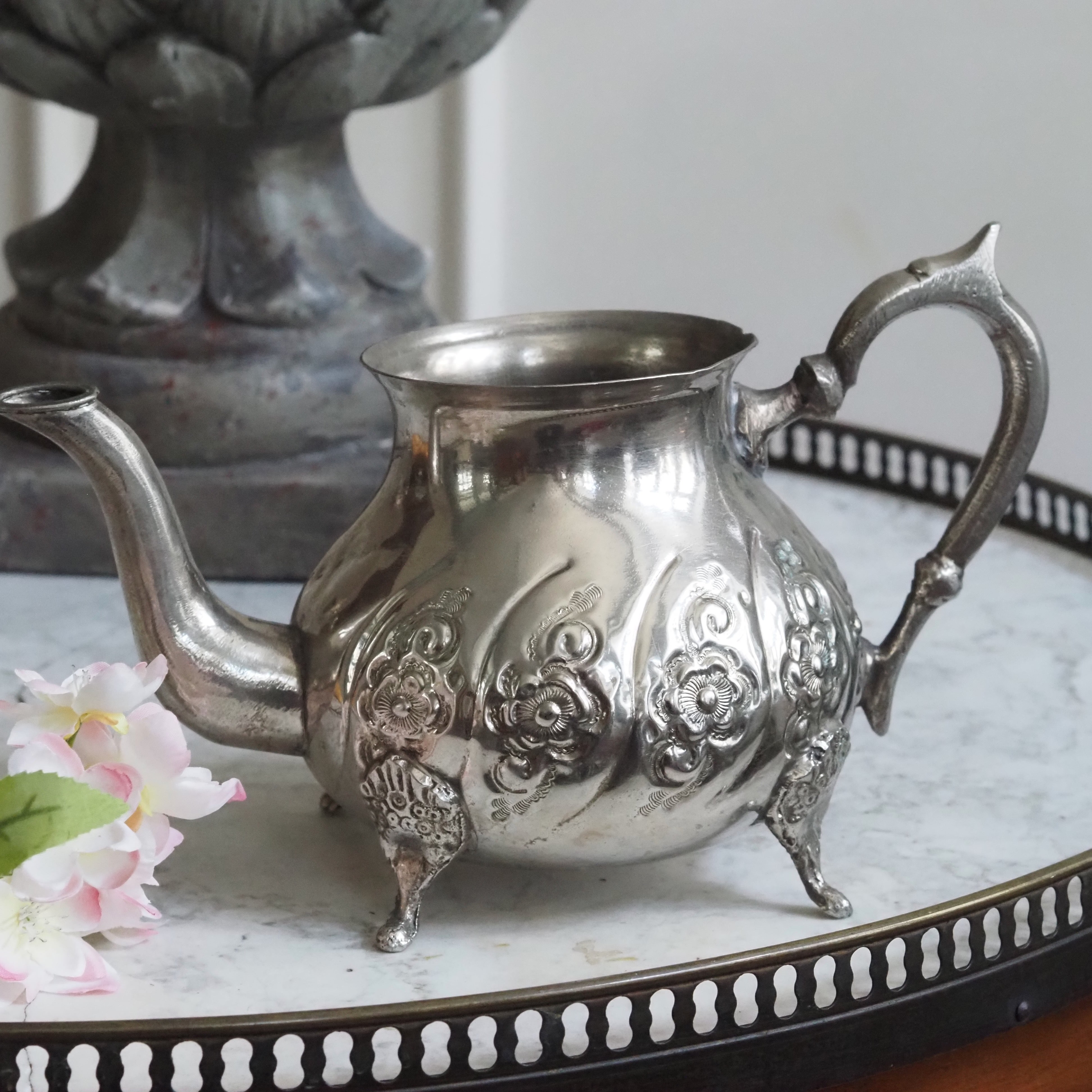 Teekanne Metall · floral geprägt · historisierende Form