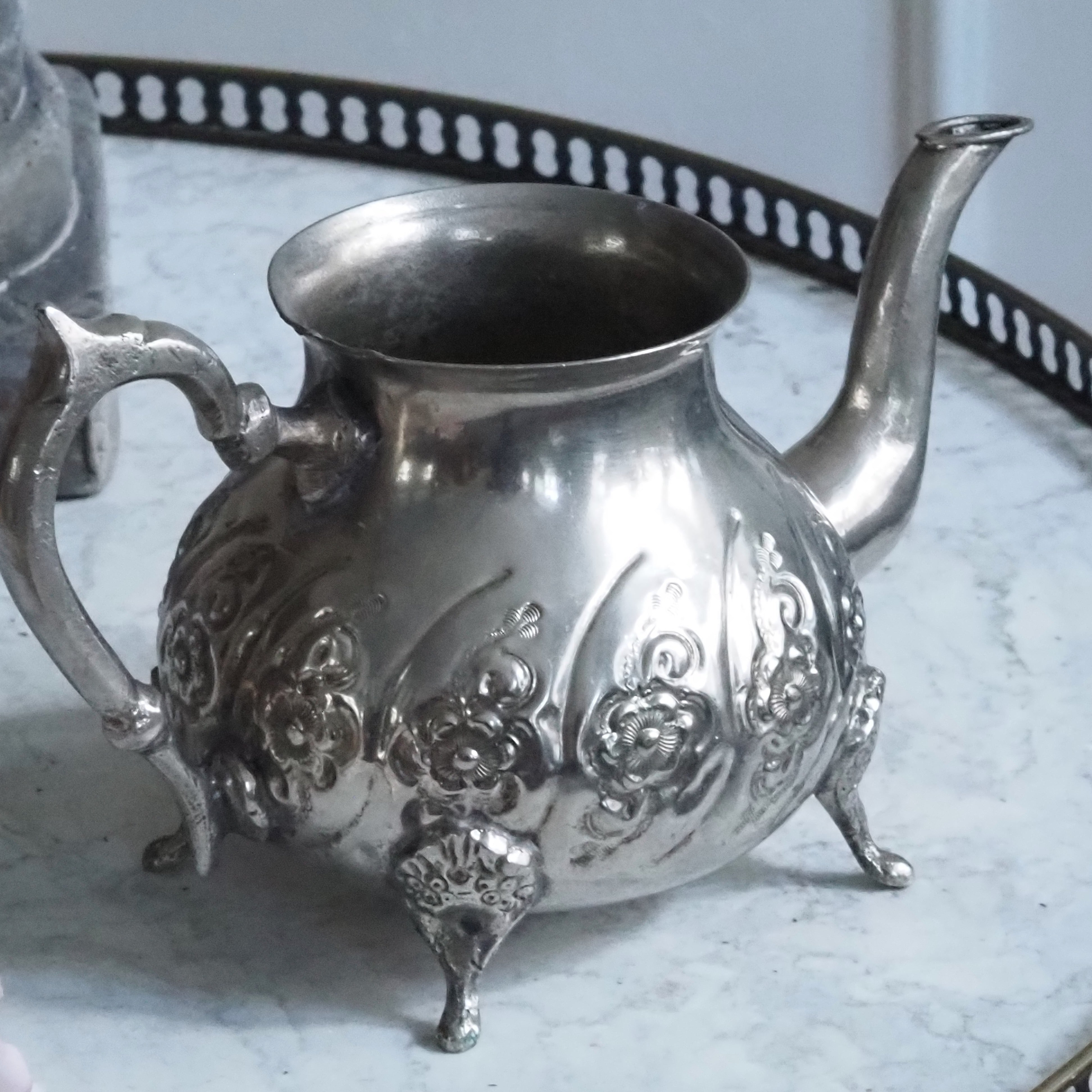 Teekanne Metall · floral geprägt · historisierende Form