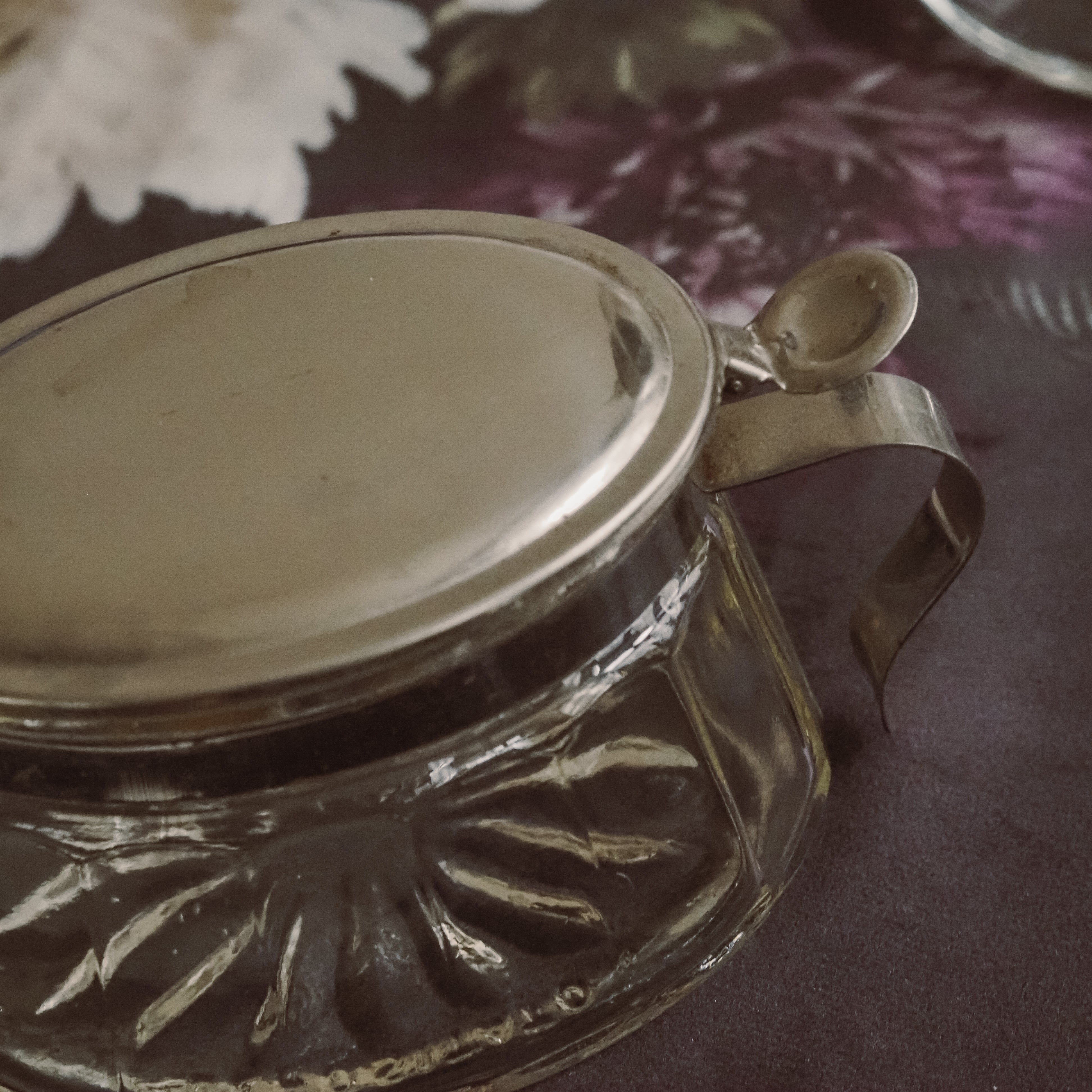 Zuckerdose aus Pressglas · kleine Bonboniere mit Metall Deckel