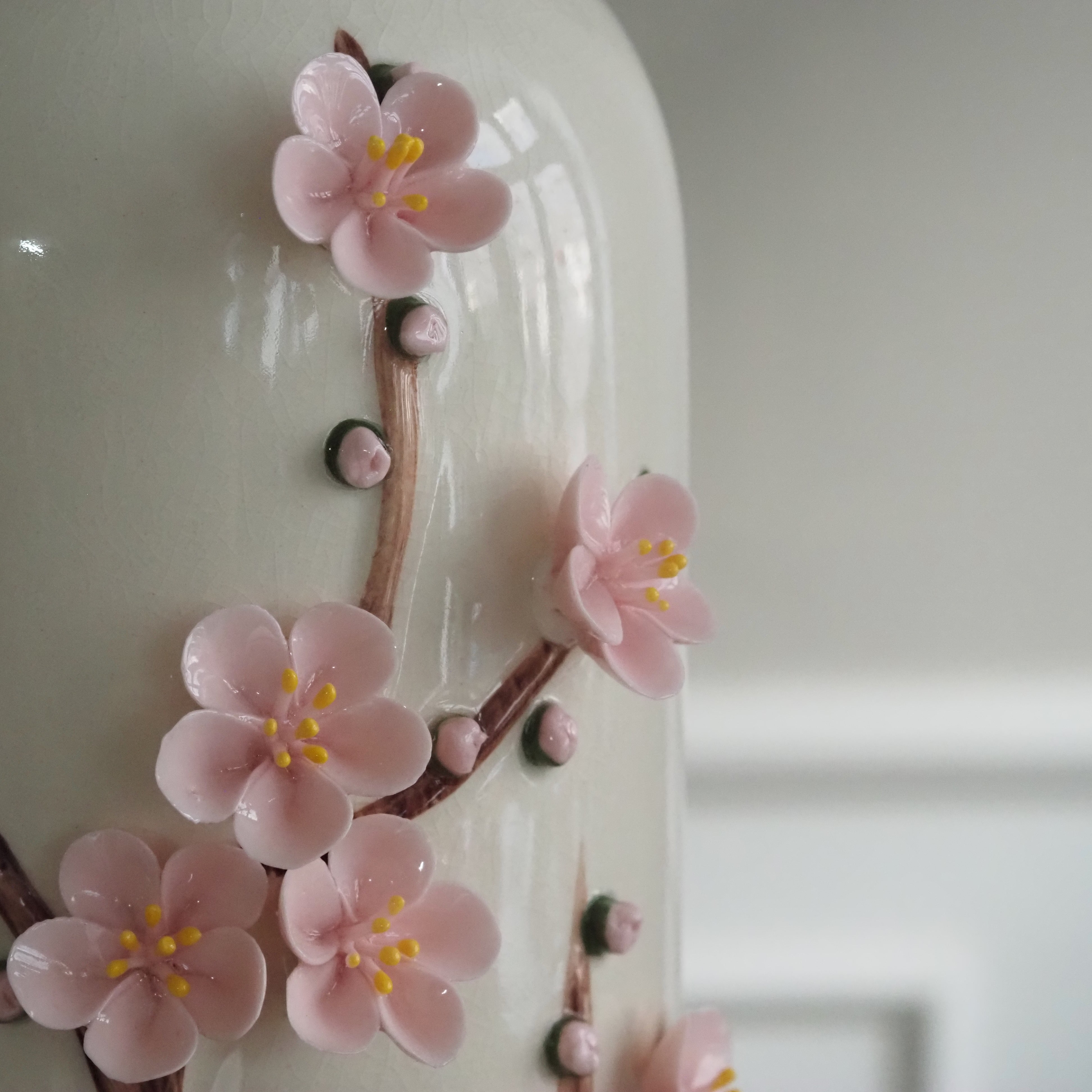 Keramikvase Cremeweiß · Zylindrisch mit plastischem Kirschblütenrelief · Hana