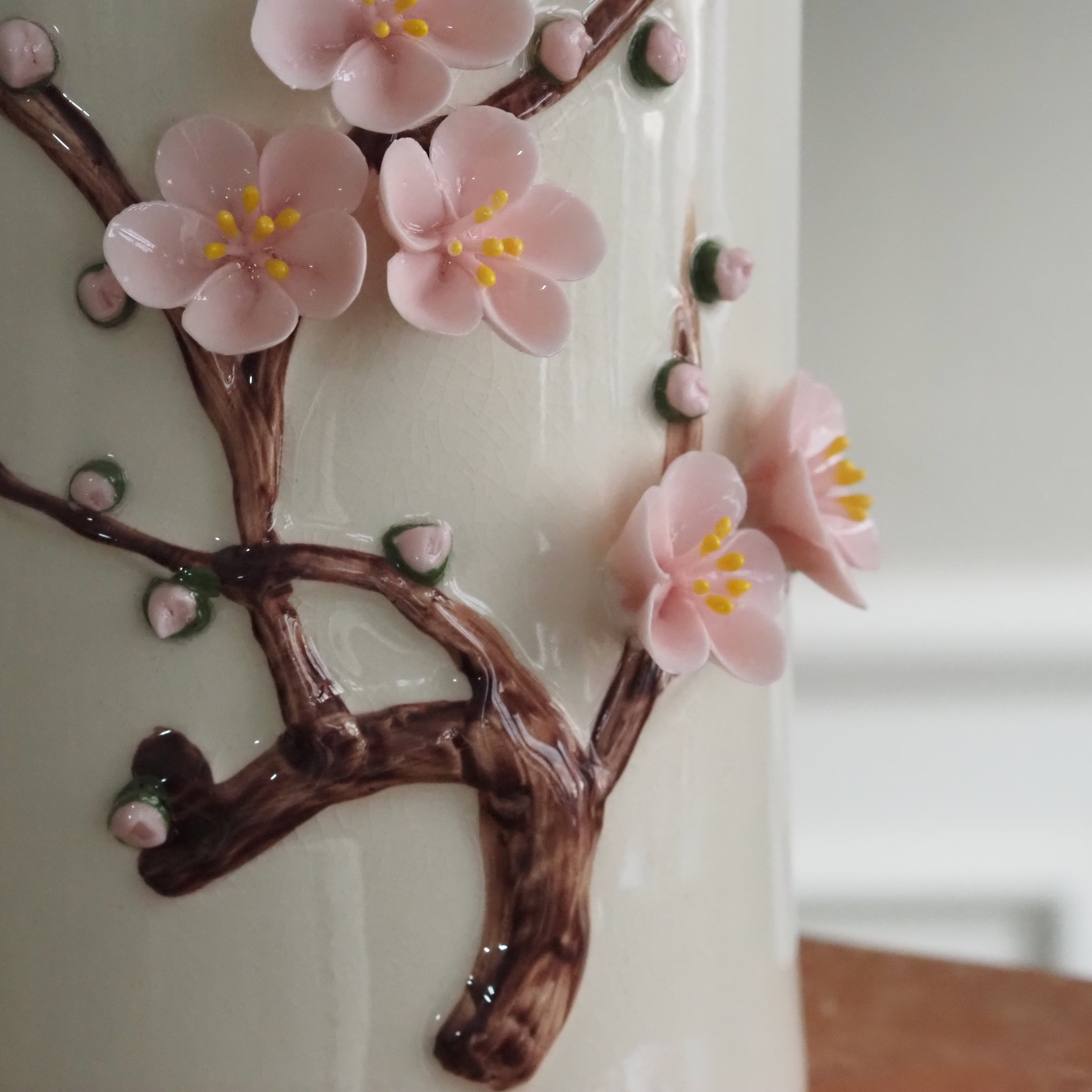 Keramikvase Cremeweiß · Zylindrisch mit plastischem Kirschblütenrelief · Hana