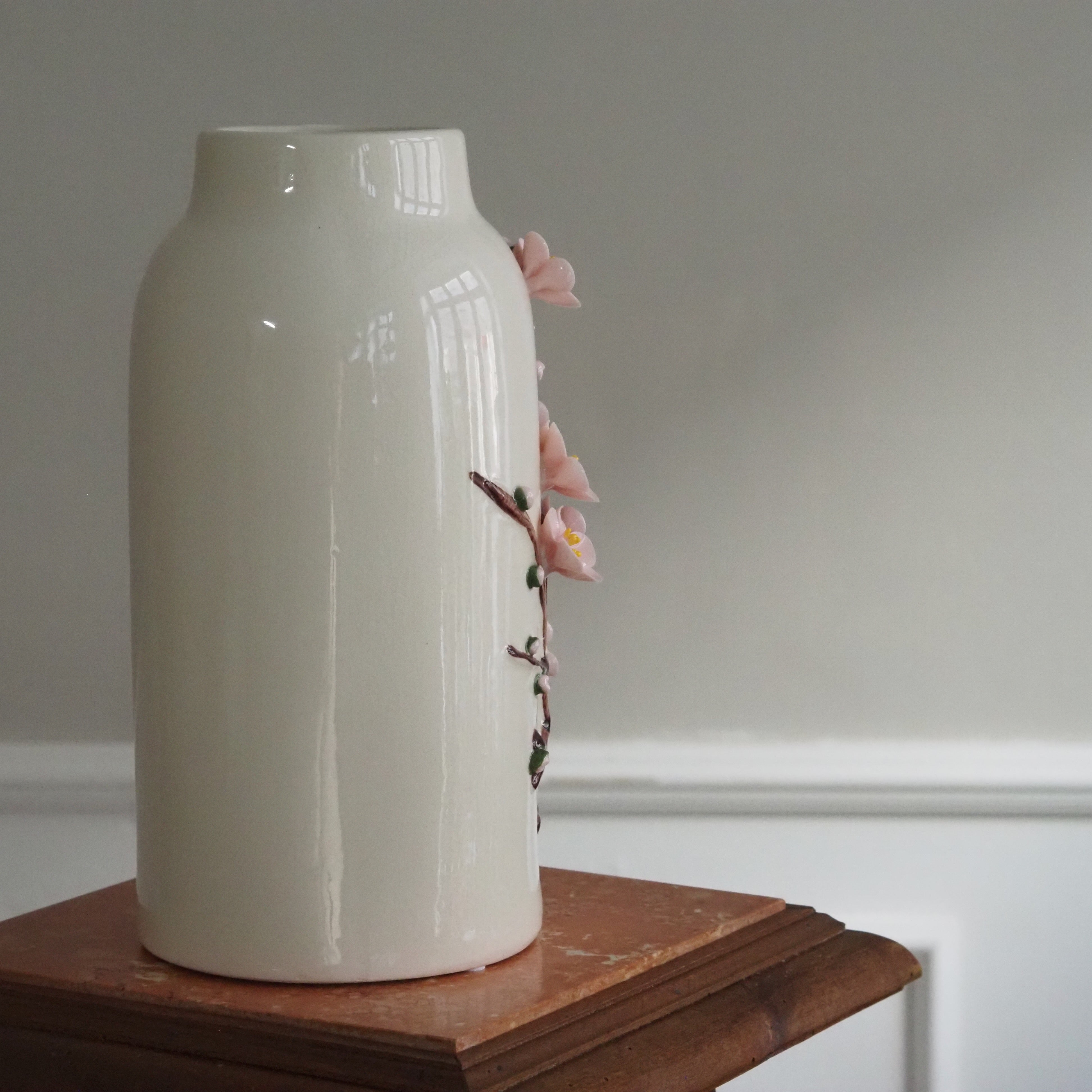 Keramikvase Cremeweiß · Zylindrisch mit plastischem Kirschblütenrelief · Hana