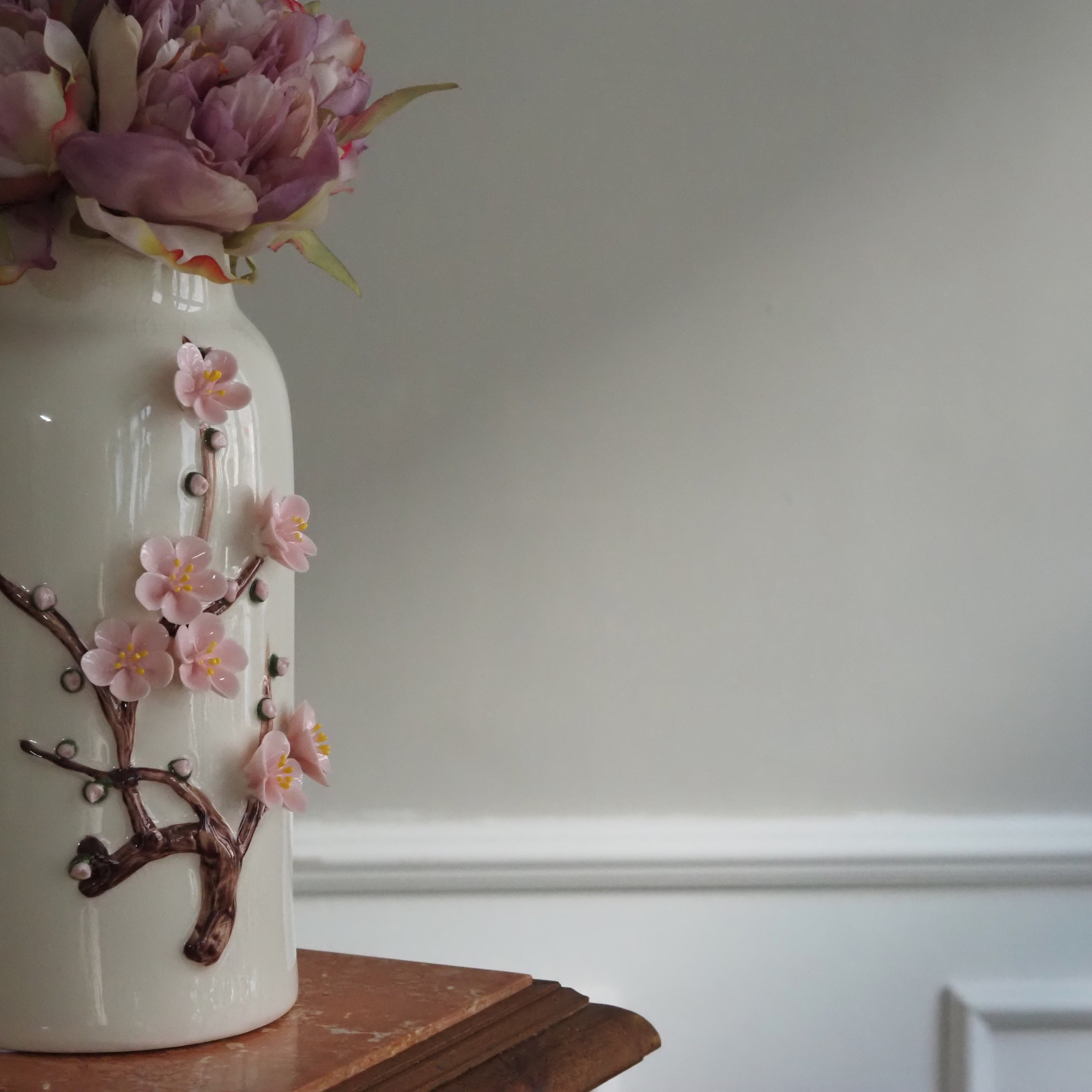 Keramikvase Cremeweiß · Zylindrisch mit plastischem Kirschblütenrelief · Hana