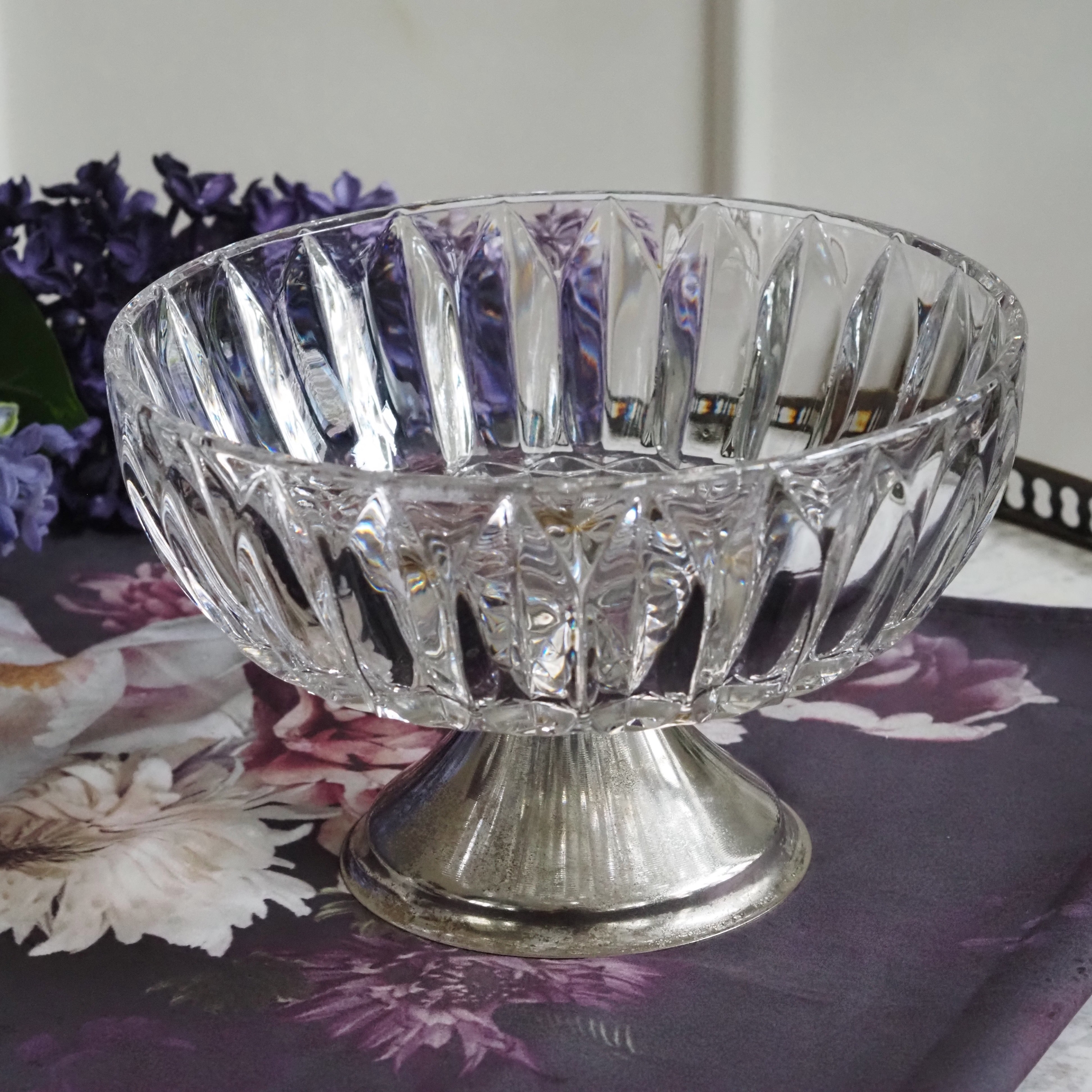 Schale auf Fuß · Glas mit Metallfuß · klassisch inspiriert