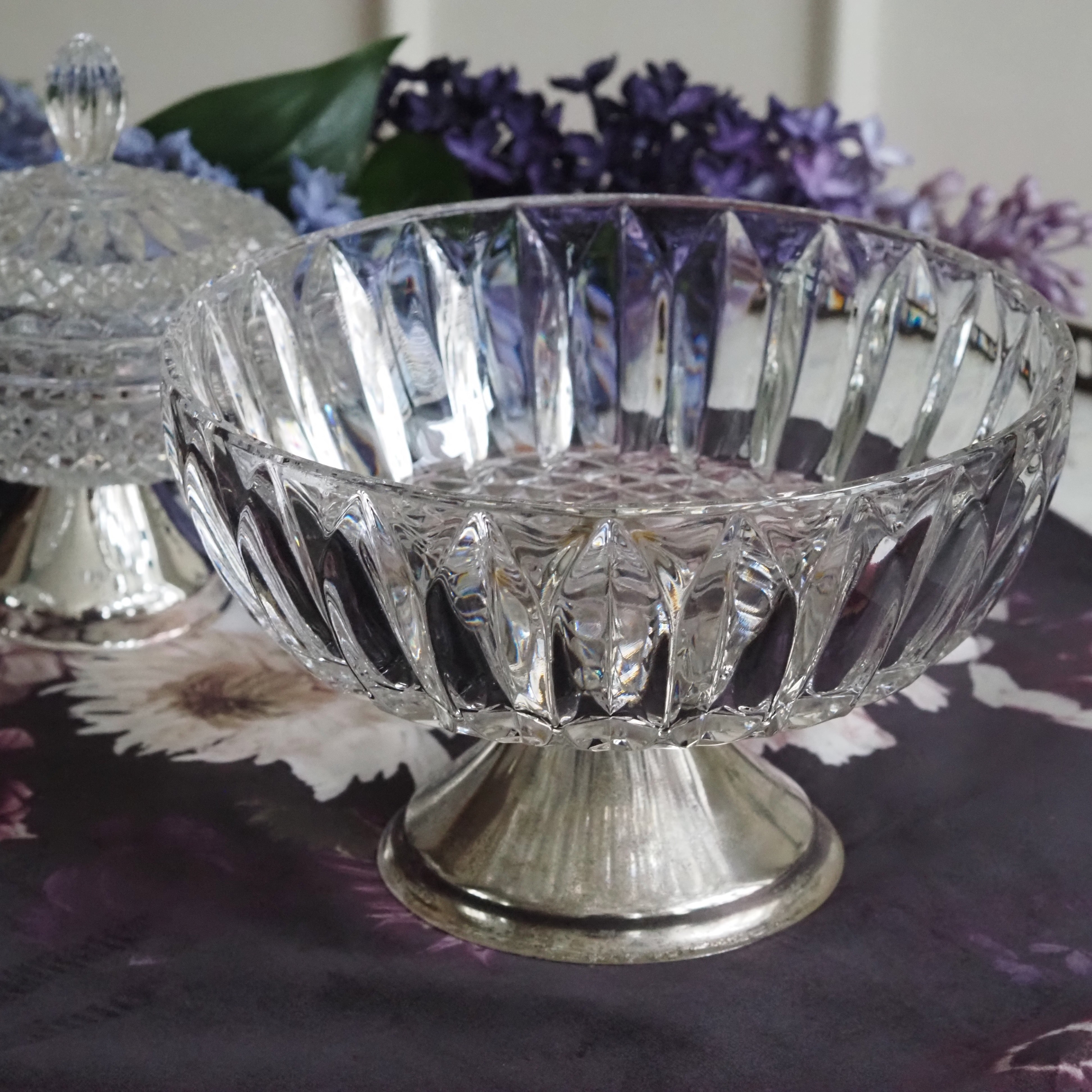 Schale auf Fuß · Glas mit Metallfuß · klassisch inspiriert