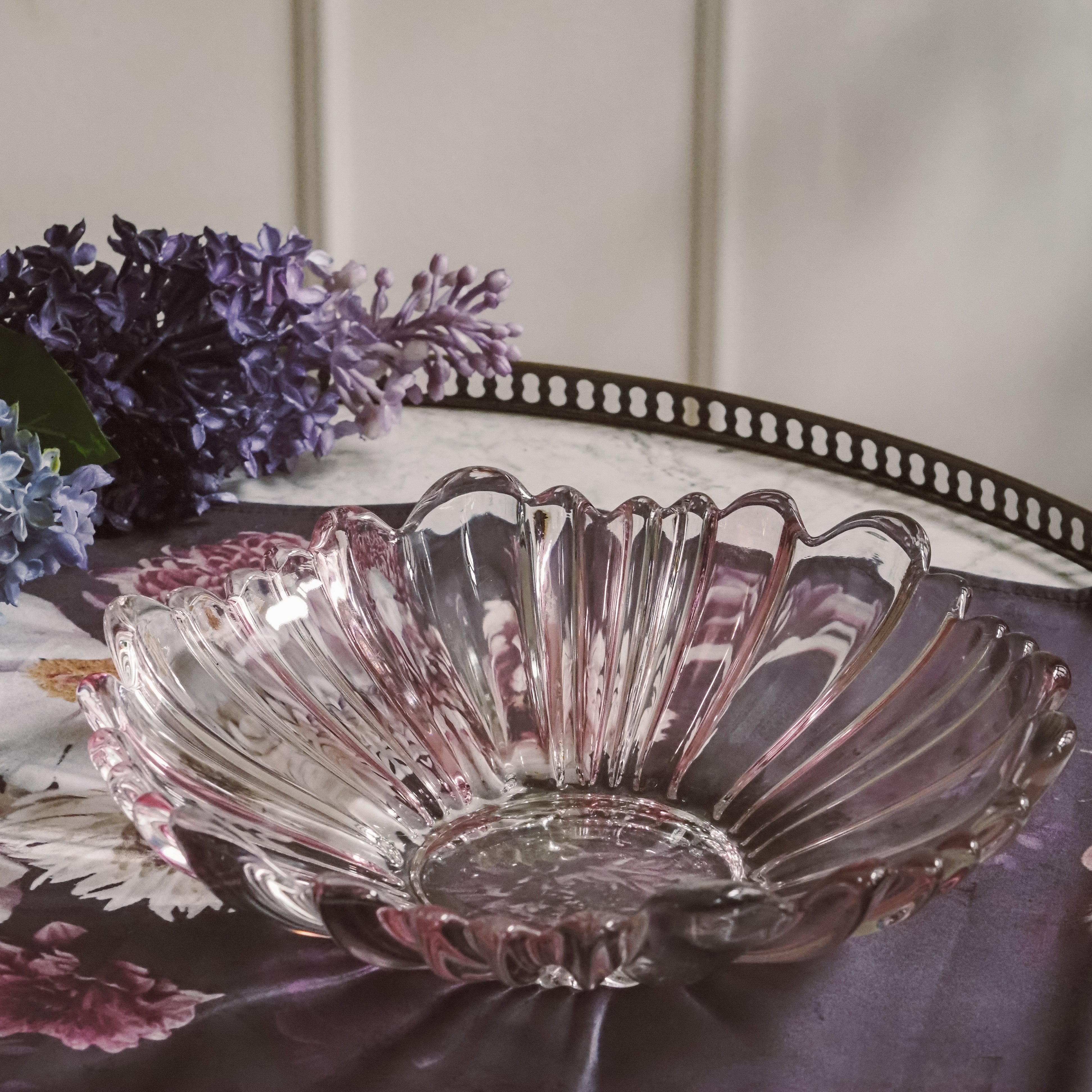 Glasschale · Roséfarbenes Pressglas / Schale mit gewelltem Rand
