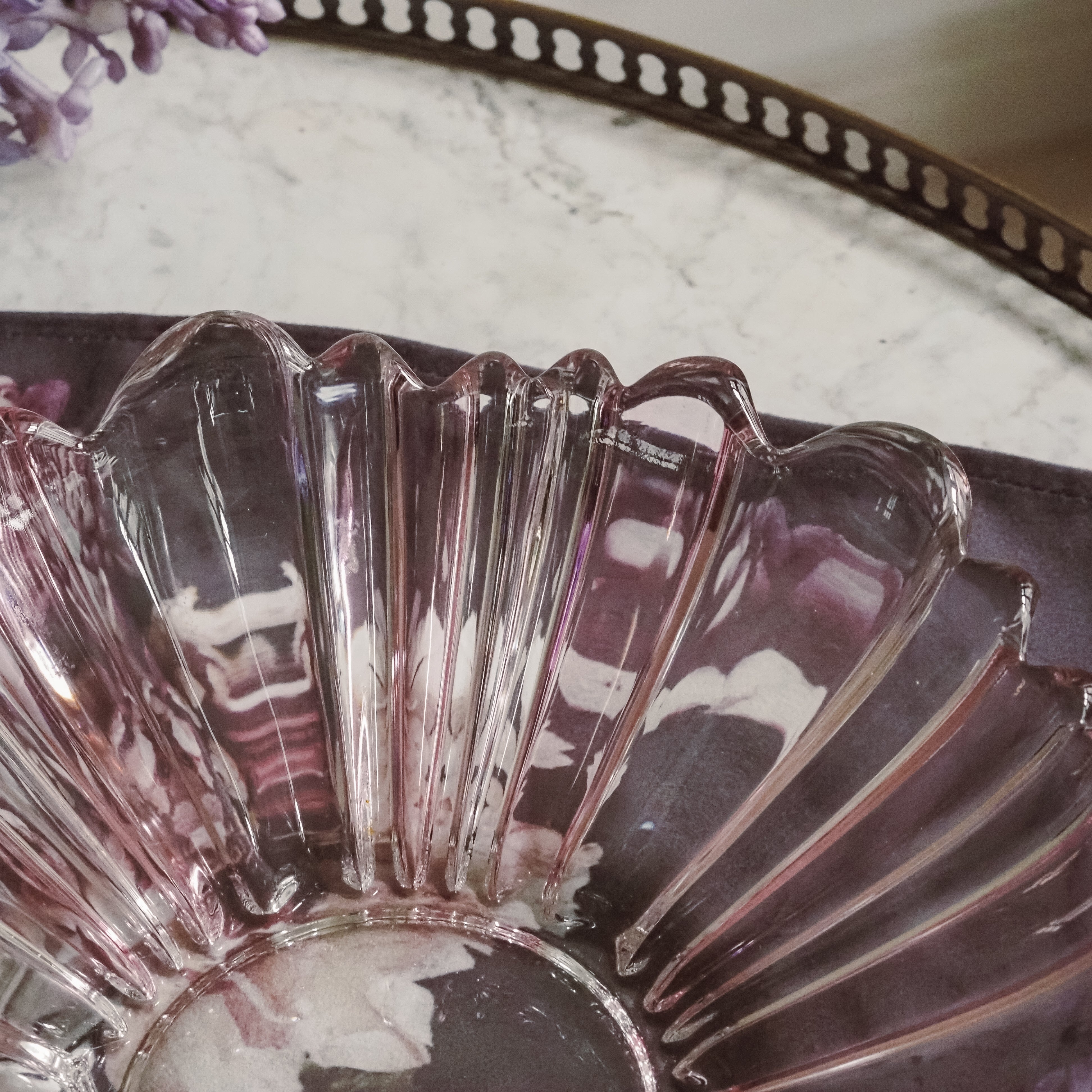 Glasschale · Roséfarbenes Pressglas / Schale mit gewelltem Rand