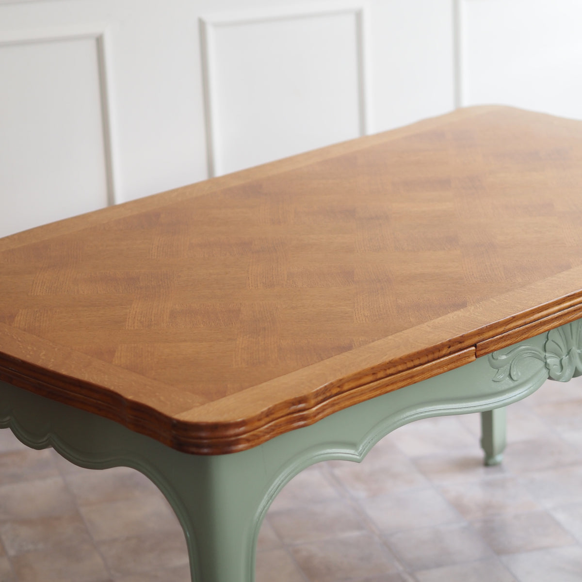 Ausziehtisch Louis XV Stil aus Eiche mit Fischgrätmuster