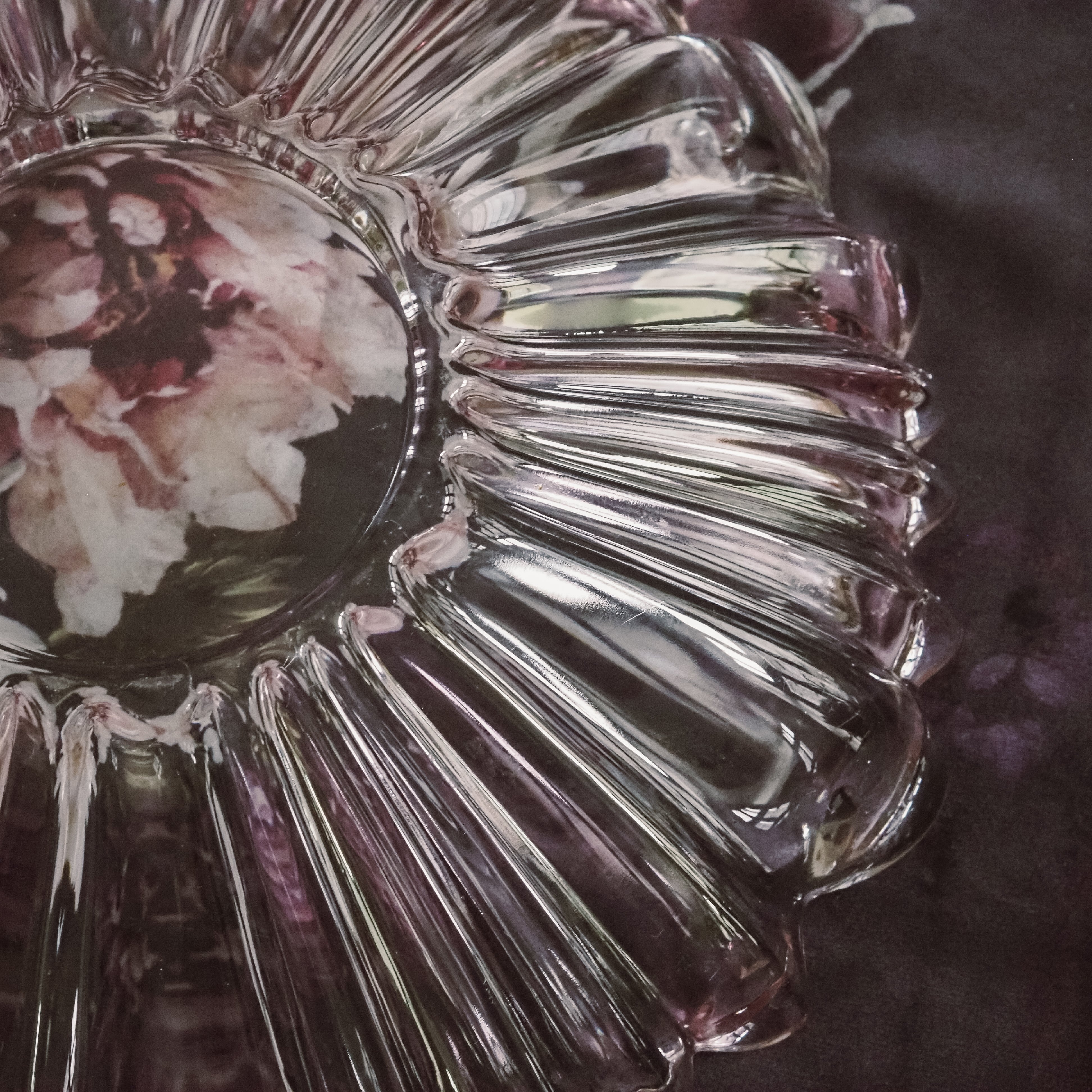 Glasschale · Roséfarbenes Pressglas / Schale mit gewelltem Rand