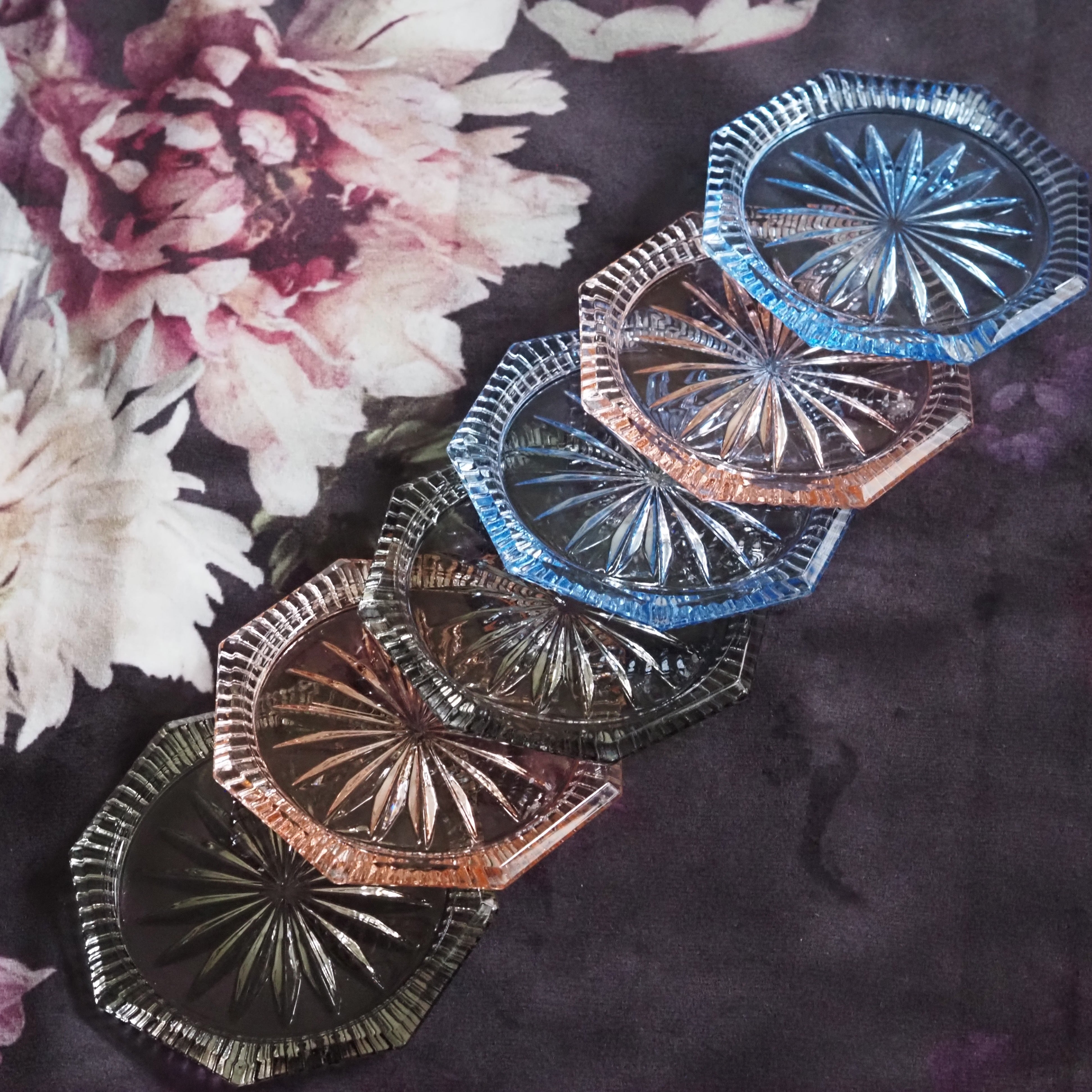 Glas-Untersetzer Set · Pressglas mit Schliffdekor im Vintage-Stil