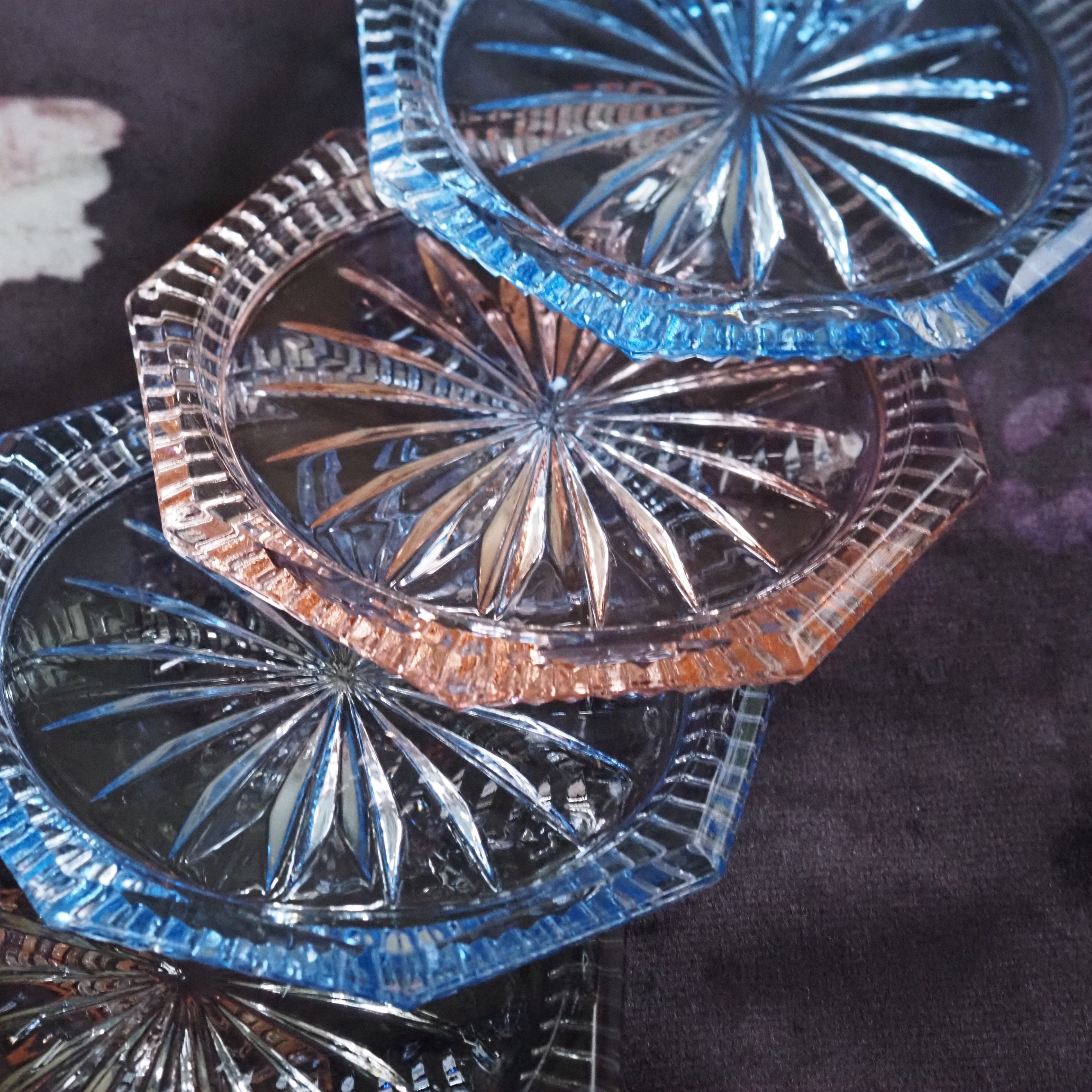 Glas-Untersetzer Set · Pressglas mit Schliffdekor im Vintage-Stil