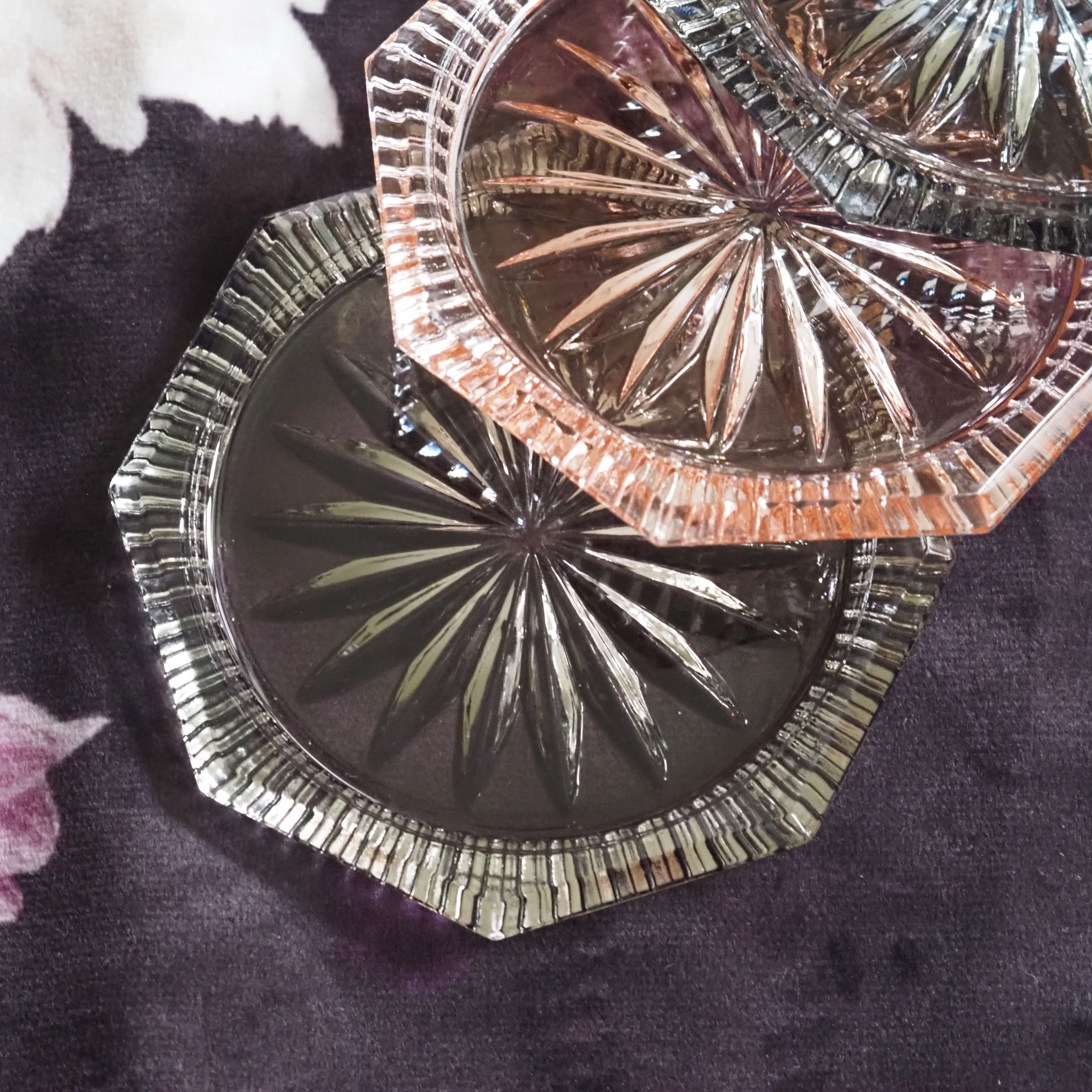 Glas-Untersetzer Set · Pressglas mit Schliffdekor im Vintage-Stil