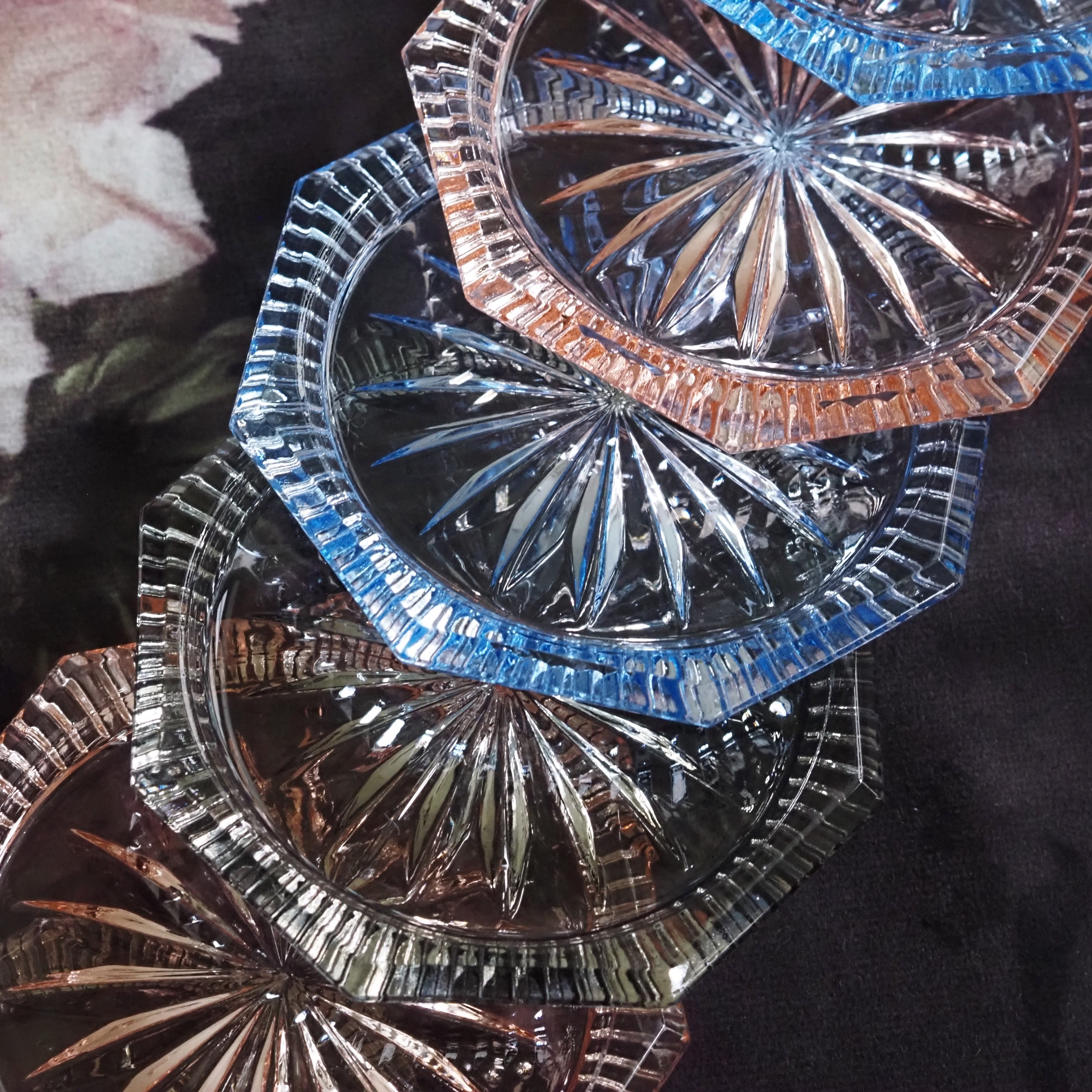 Glas-Untersetzer Set · Pressglas mit Schliffdekor im Vintage-Stil