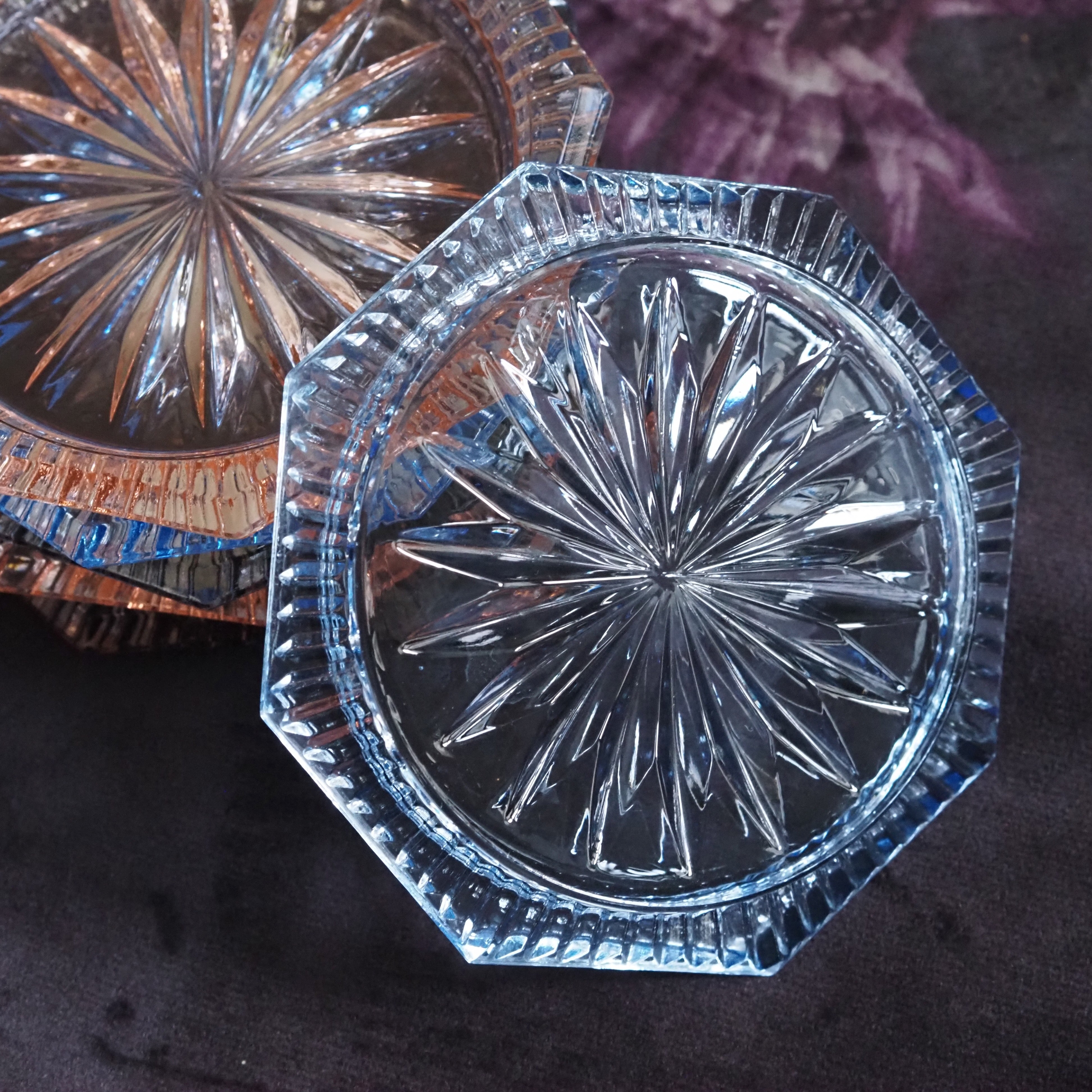 Glas-Untersetzer Set · Pressglas mit Schliffdekor im Vintage-Stil