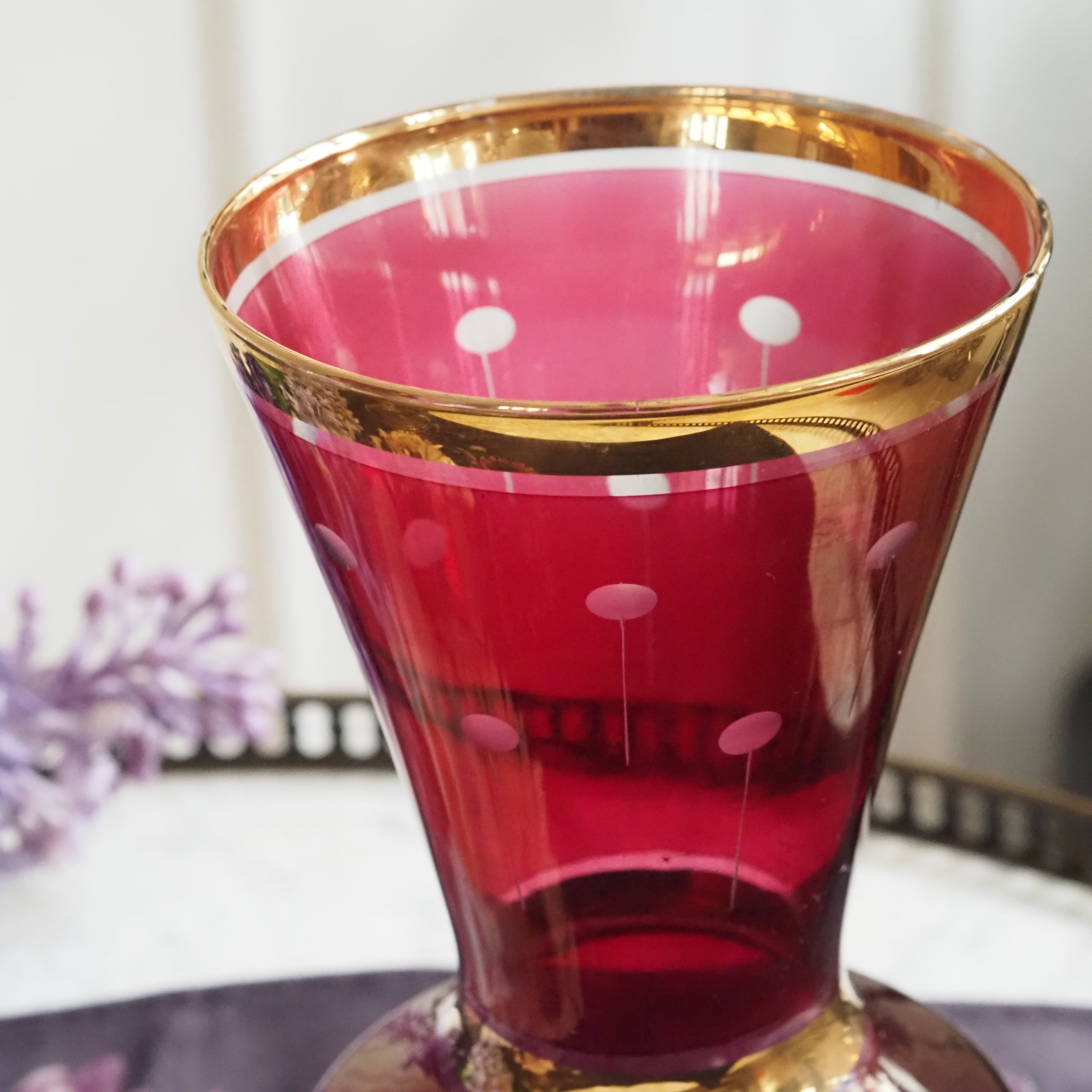 Glasvase mit Deckel · rotes Glas mit Goldrand · dekoratives Objekt