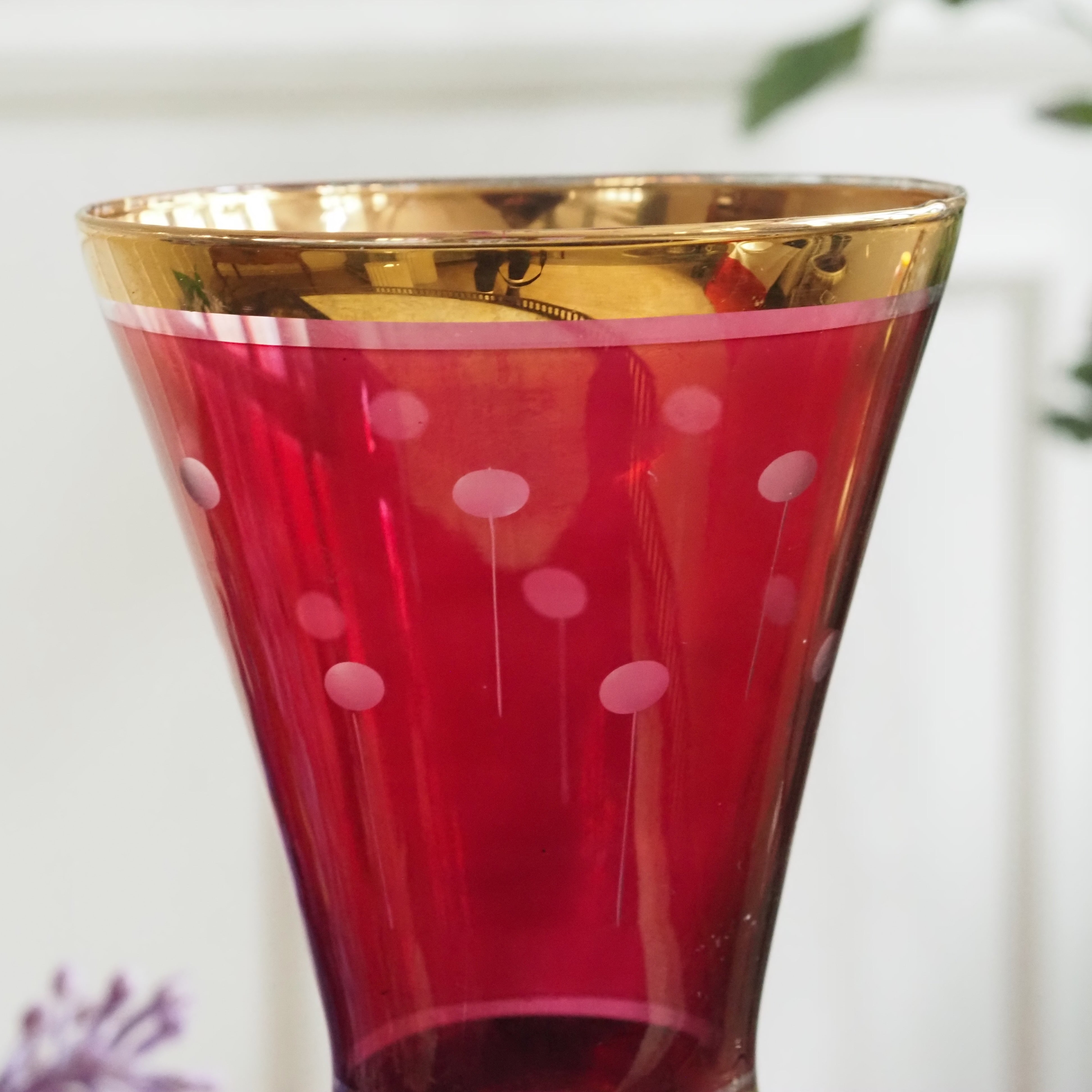 Glasvase mit Deckel · rotes Glas mit Goldrand · dekoratives Objekt