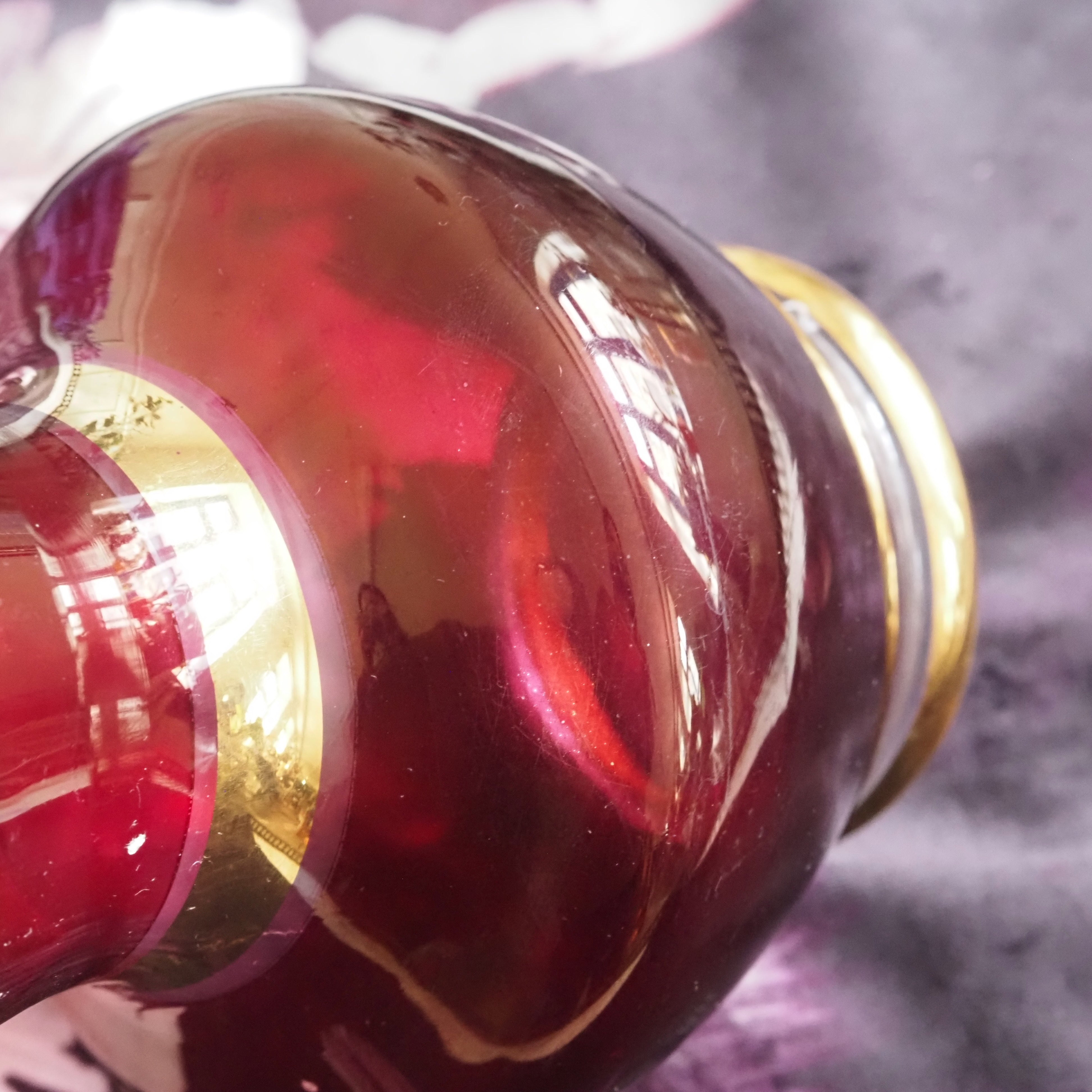 Glasvase mit Deckel · rotes Glas mit Goldrand · dekoratives Objekt
