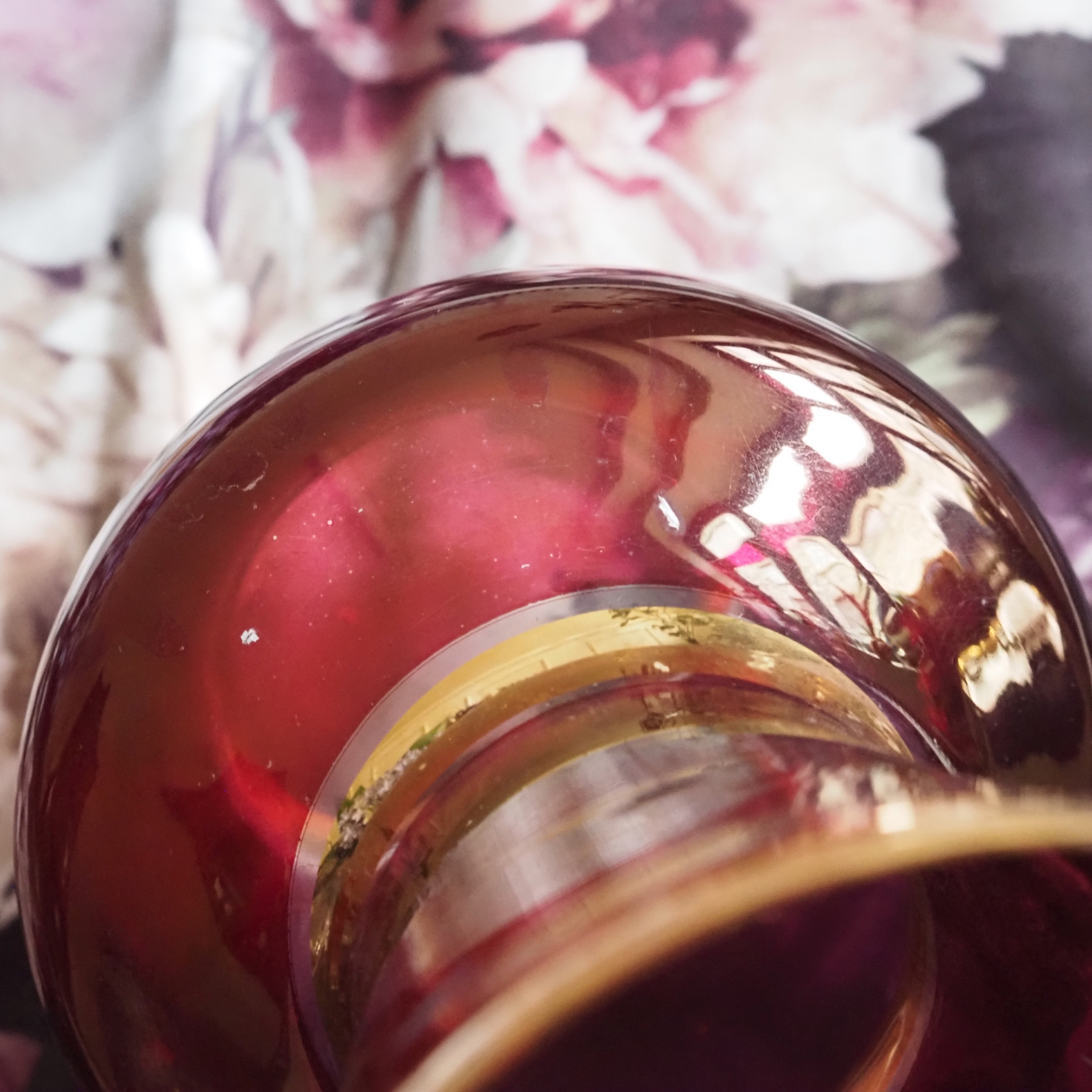 Glasvase mit Deckel · rotes Glas mit Goldrand · dekoratives Objekt