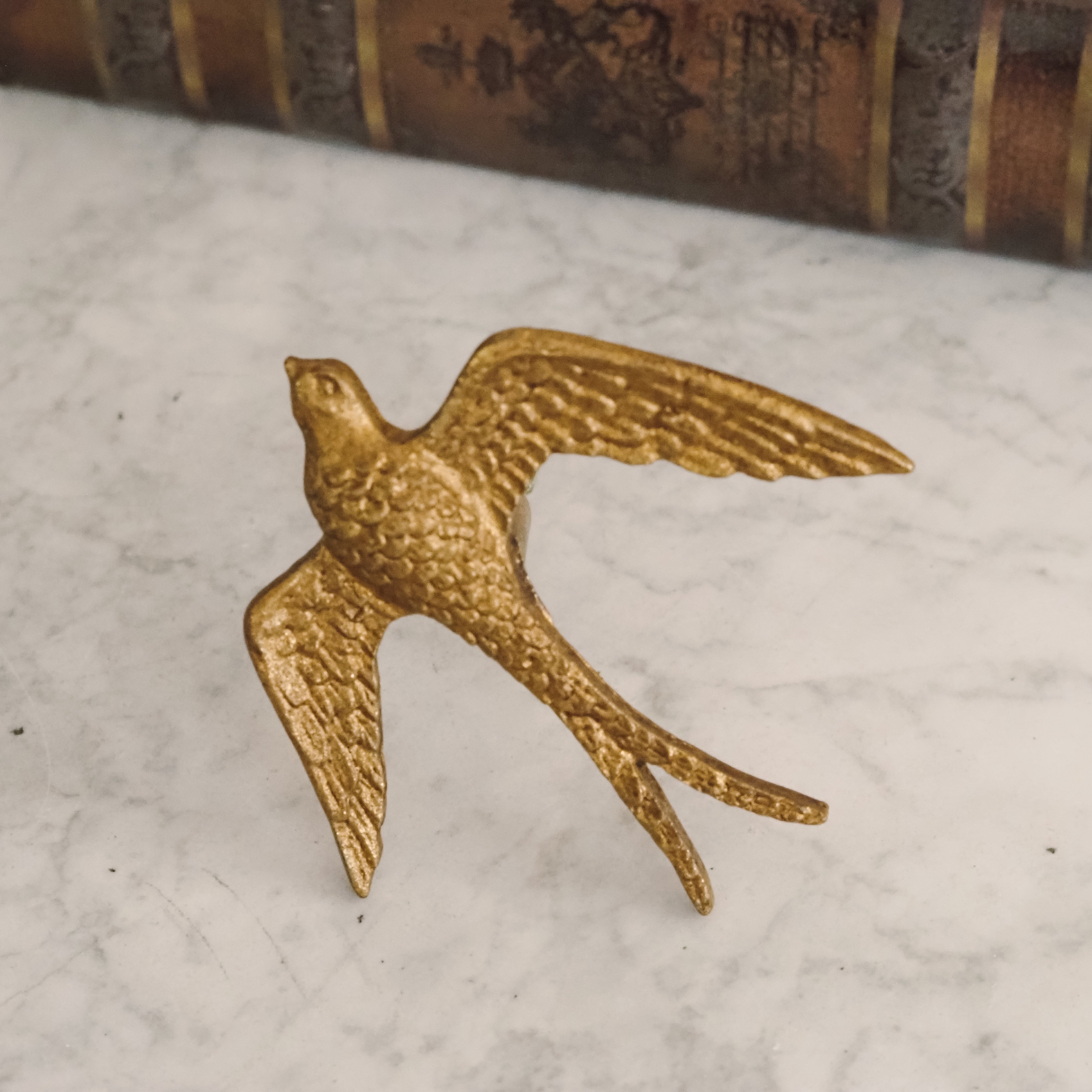 Möbelknopf Schwalbe · Goldfarbener Metallguss im Landhausstil